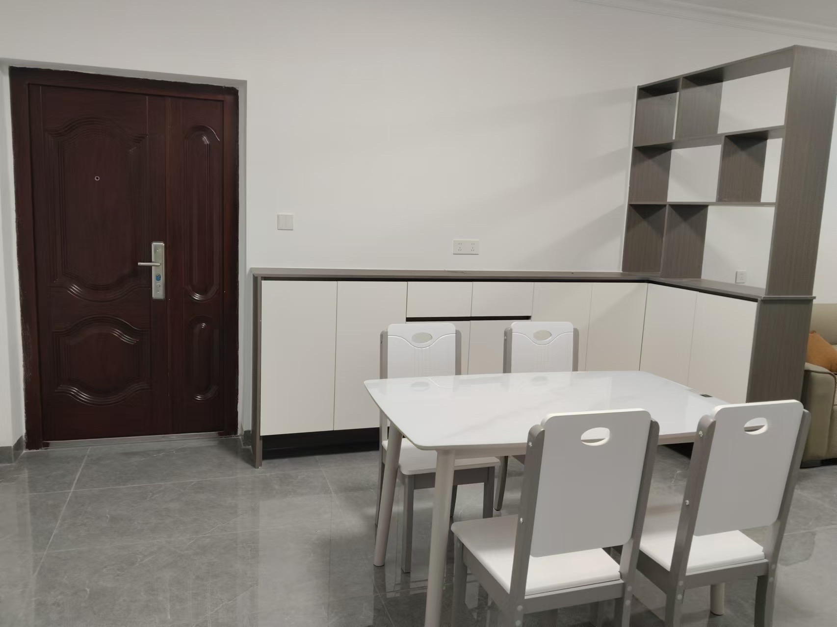 互助小区电梯房 3室2厅1卫 1800.0元/月 互助小区电梯房 3室2厅1卫 1800.0元/月室内图