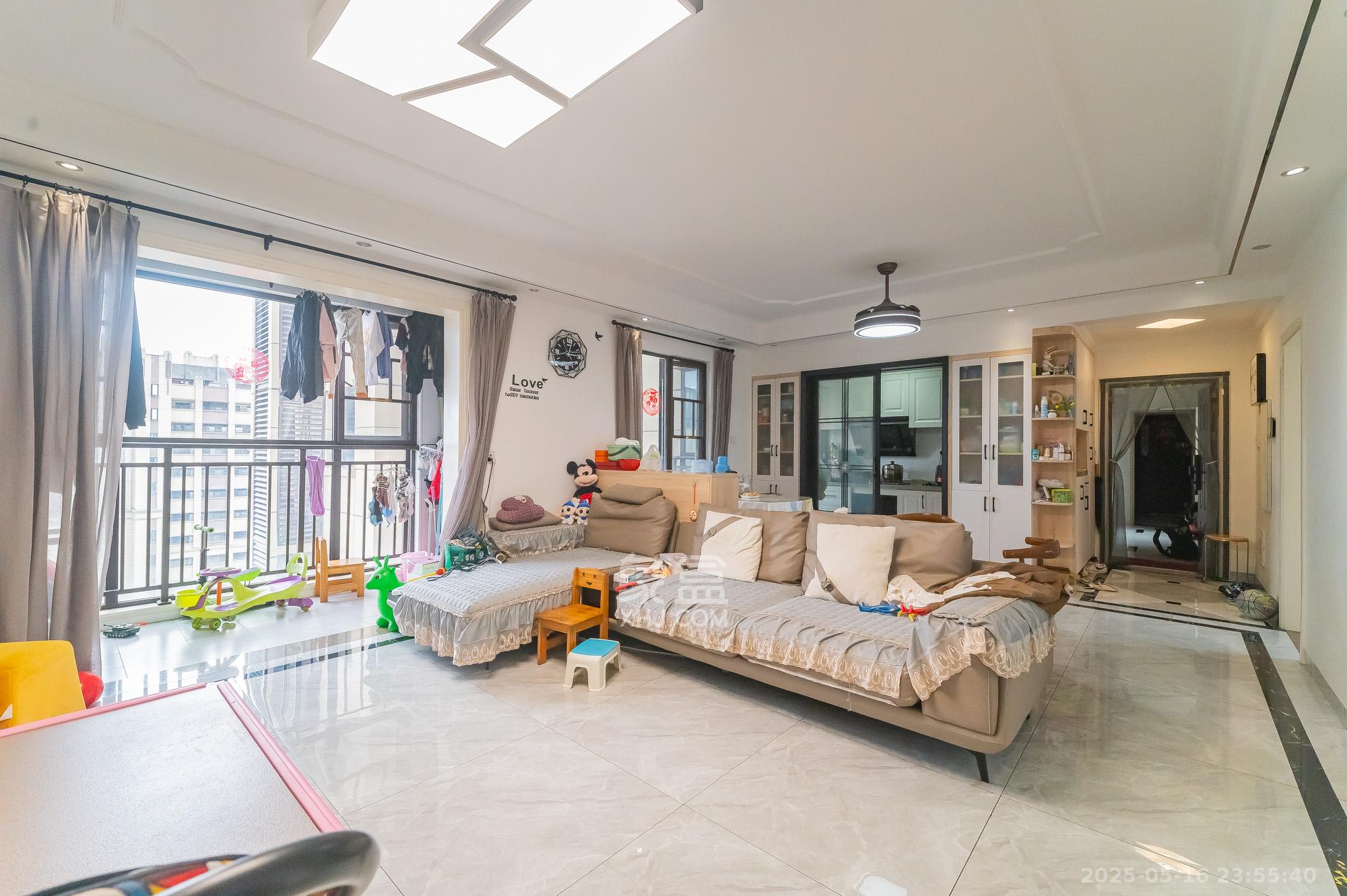 华润置地广场二期 4室2厅2卫 109.8万 华润置地广场二期 4室2厅2卫 109.8万客厅