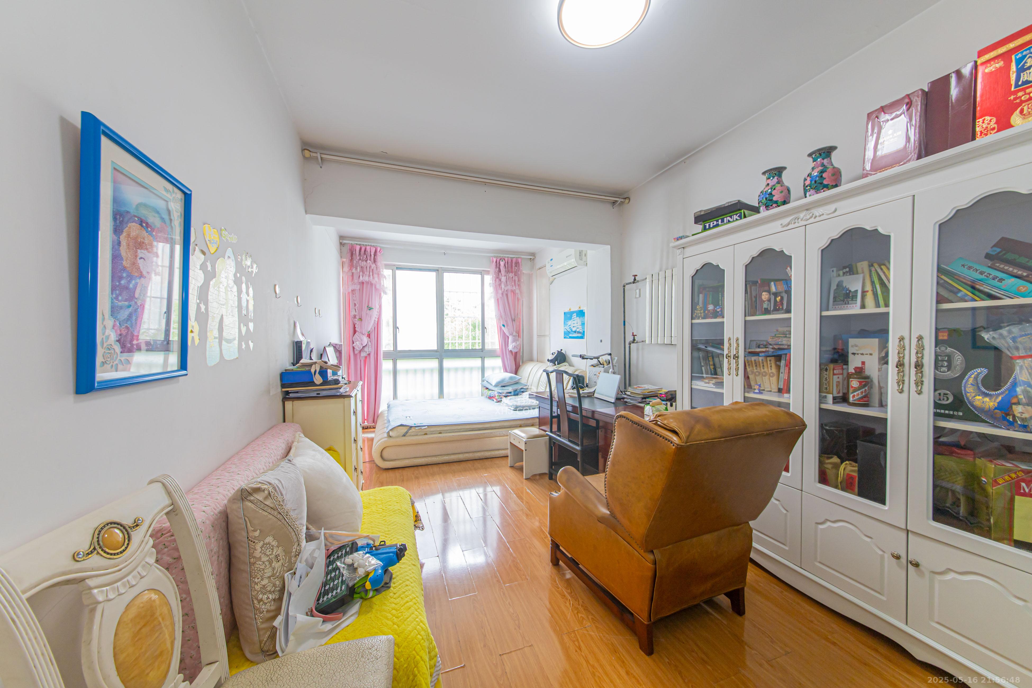 九峰小区(一二三四区) 4室2厅2卫 230.0万 九峰小区(一二三四区) 4室2厅2卫 230.0万卧室