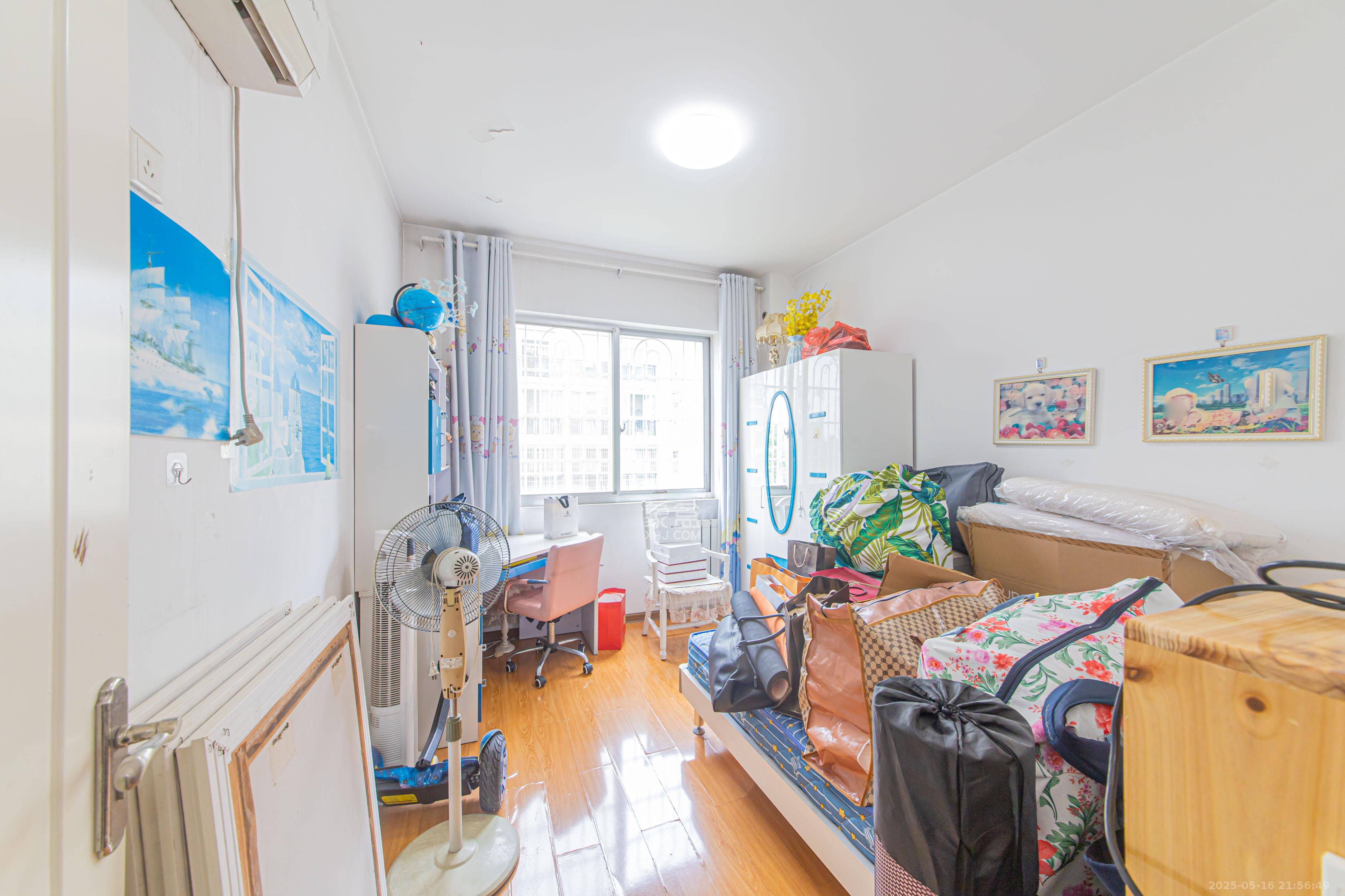 九峰小区(一二三四区) 4室2厅2卫 230.0万 九峰小区(一二三四区) 4室2厅2卫 230.0万卧室