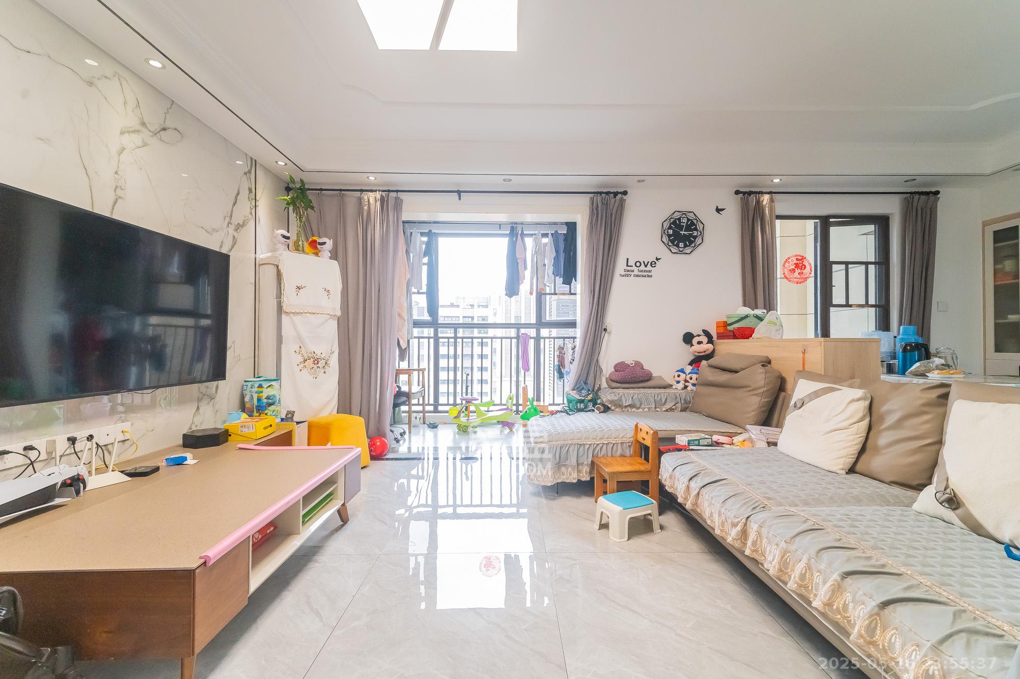 华润置地广场二期 4室2厅2卫 109.8万 华润置地广场二期 4室2厅2卫 109.8万客厅