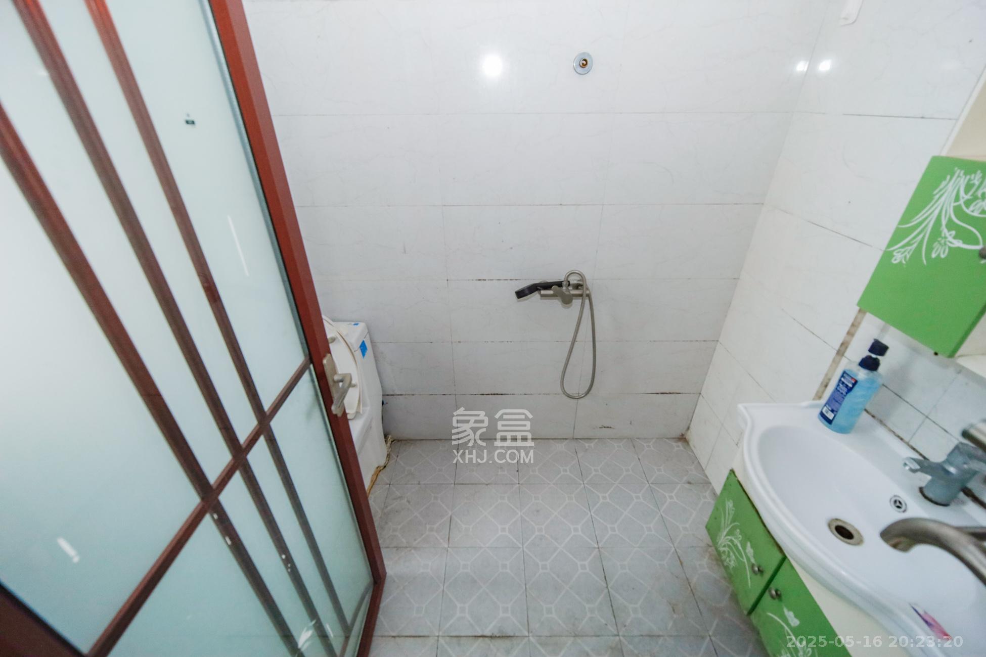 红星国际公馆 3室2厅1卫 99.8万 红星国际公馆 3室2厅1卫 99.8万卫生间