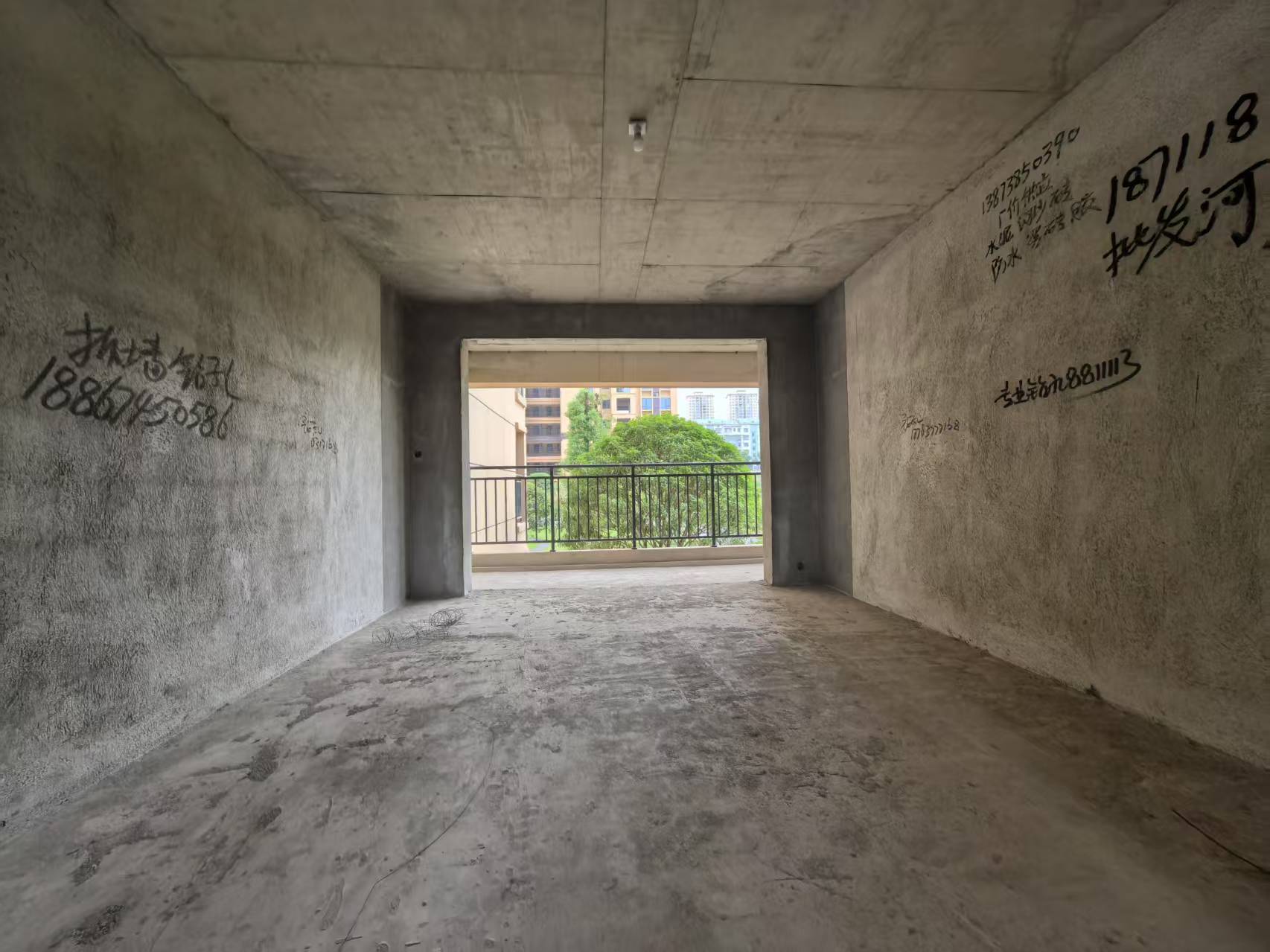 吉鸿花园 3室2厅2卫 59.8万 吉鸿花园 3室2厅2卫 59.8万客厅