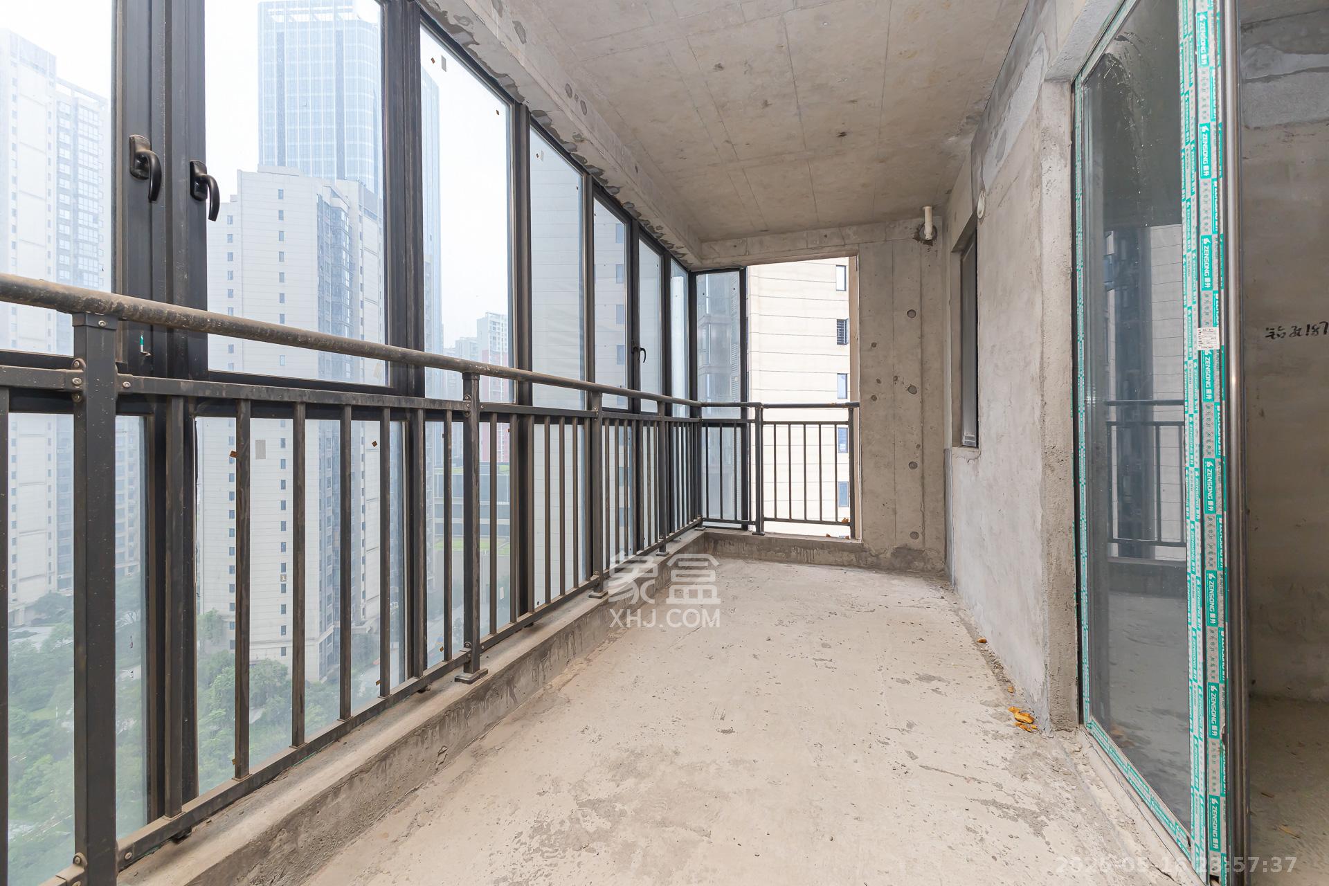 润和滨江广场（润和中央广场）  4室2厅1卫    108.0万阳台