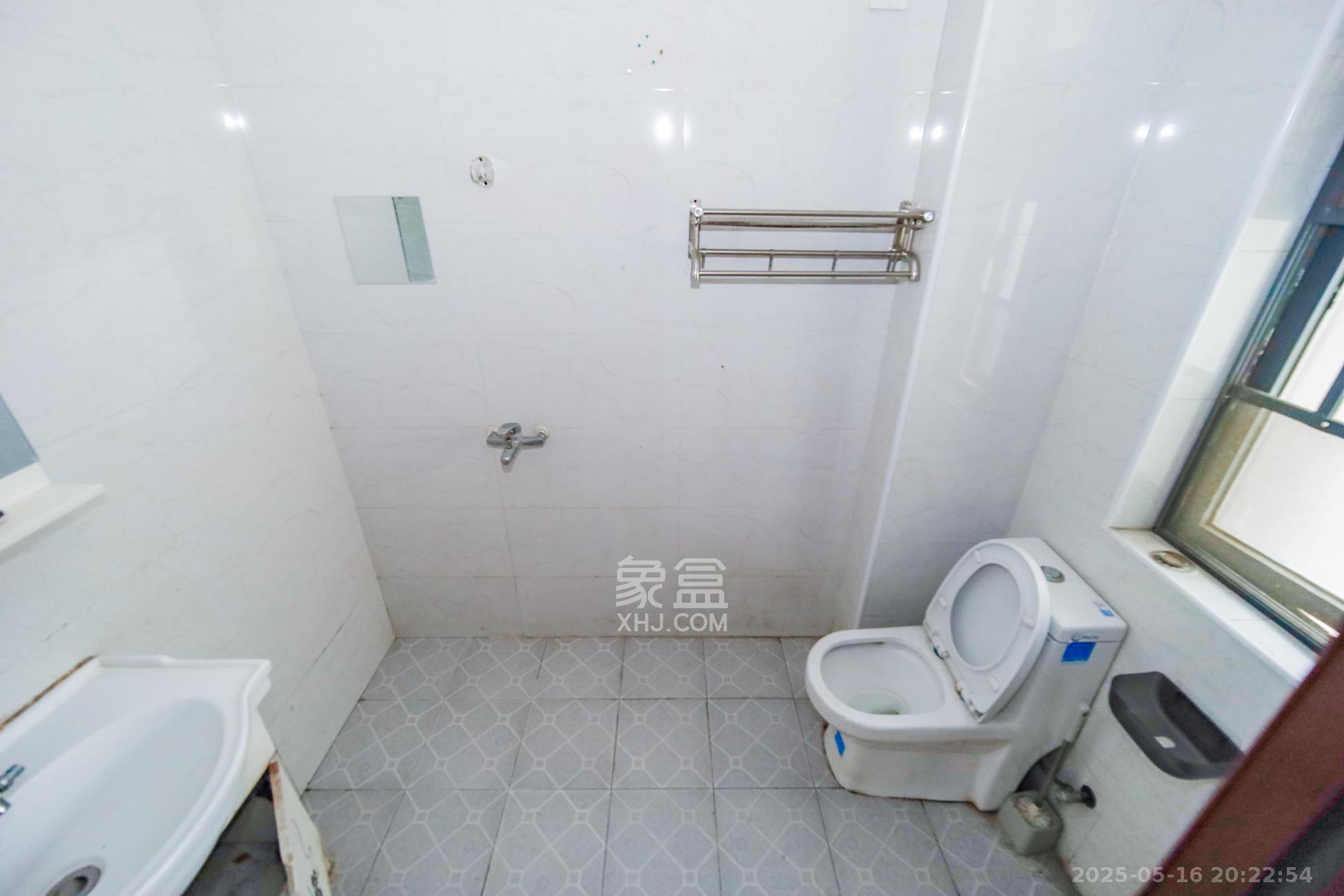 红星国际公馆 3室2厅1卫 99.8万 红星国际公馆 3室2厅1卫 99.8万卫生间