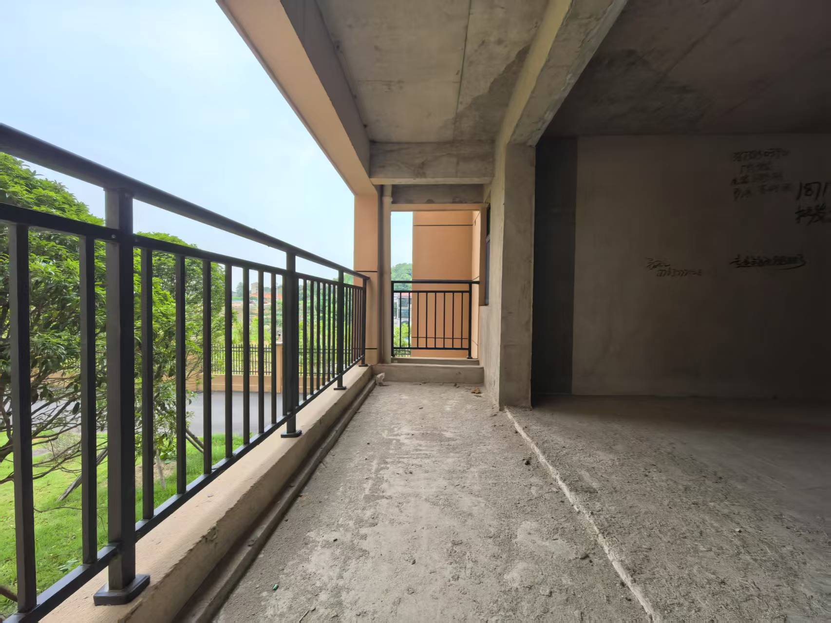 吉鸿花园 3室2厅2卫 59.8万 吉鸿花园 3室2厅2卫 59.8万客厅