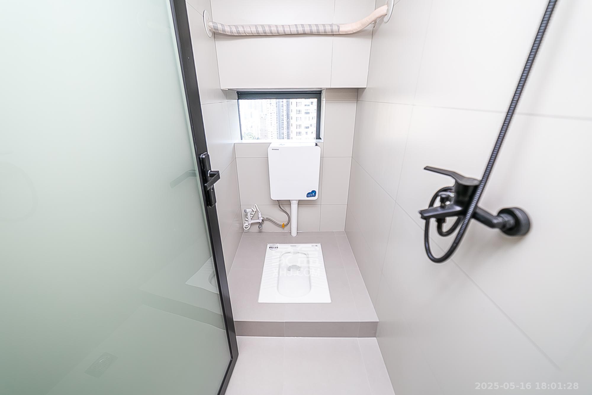 万润时光里 6室2厅1卫 60.0万 万润时光里 6室2厅1卫 60.0万卫生间