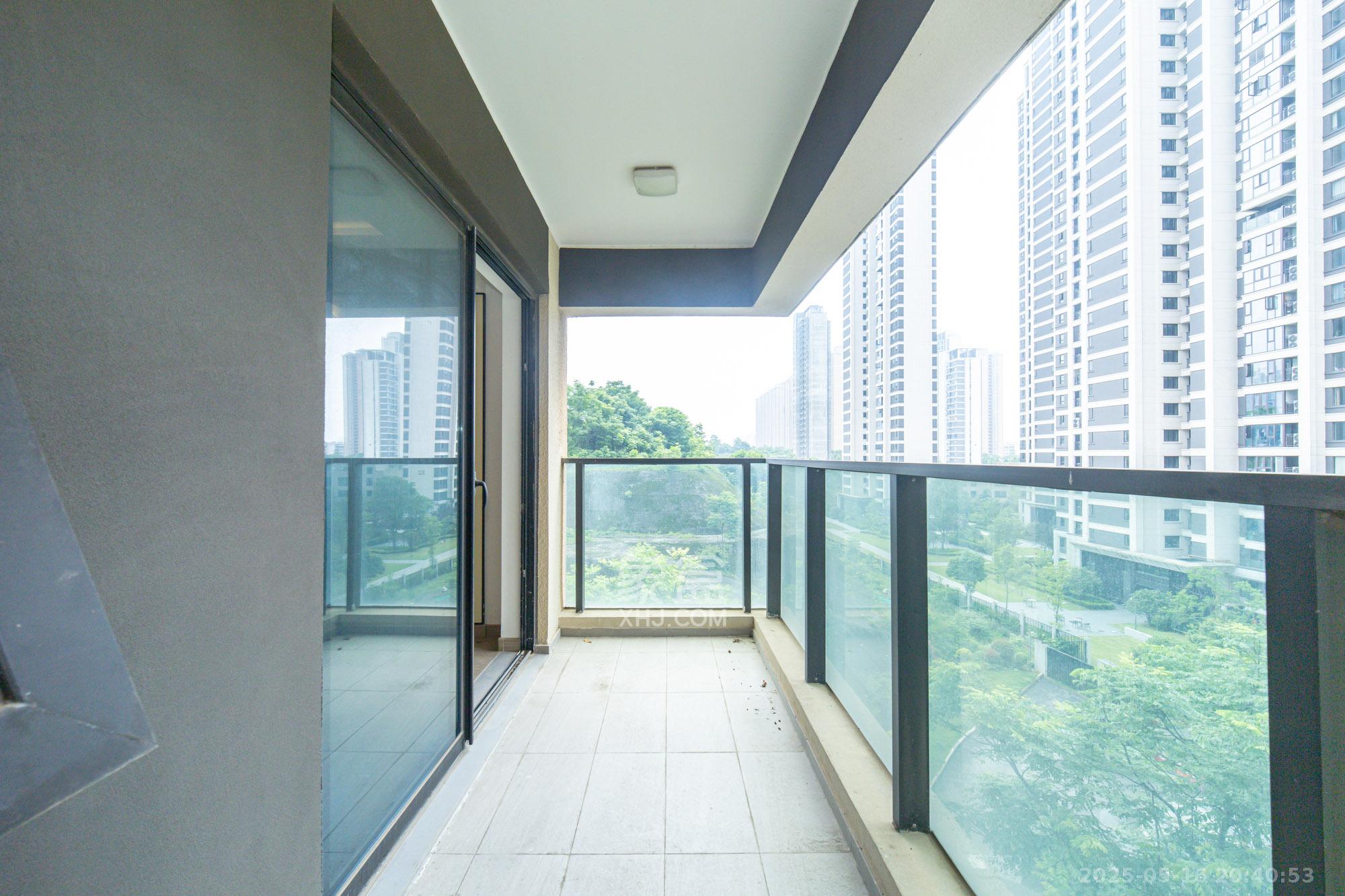 东原麓印长江A区  4室2厅2卫   125.80万阳台