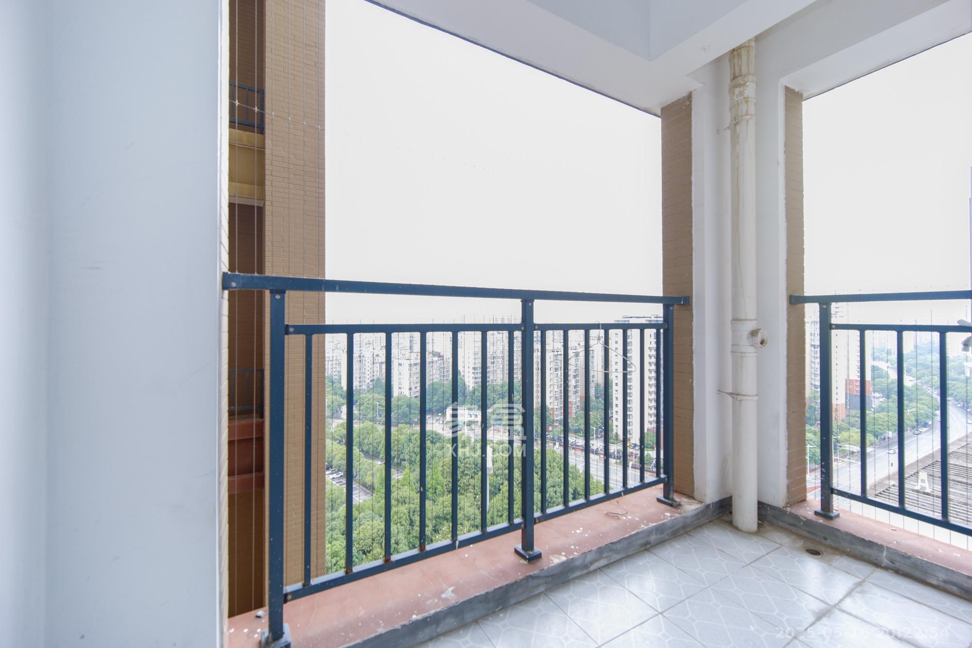 红星国际公馆 3室2厅1卫 99.8万 红星国际公馆 3室2厅1卫 99.8万阳台