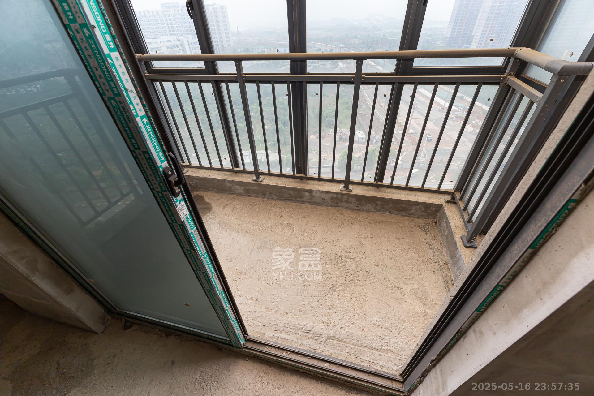 润和滨江广场(润和中央广场) 4室2厅1卫 108.0万 润和滨江广场(润和中央广场) 4室2厅1卫 108.0万阳台