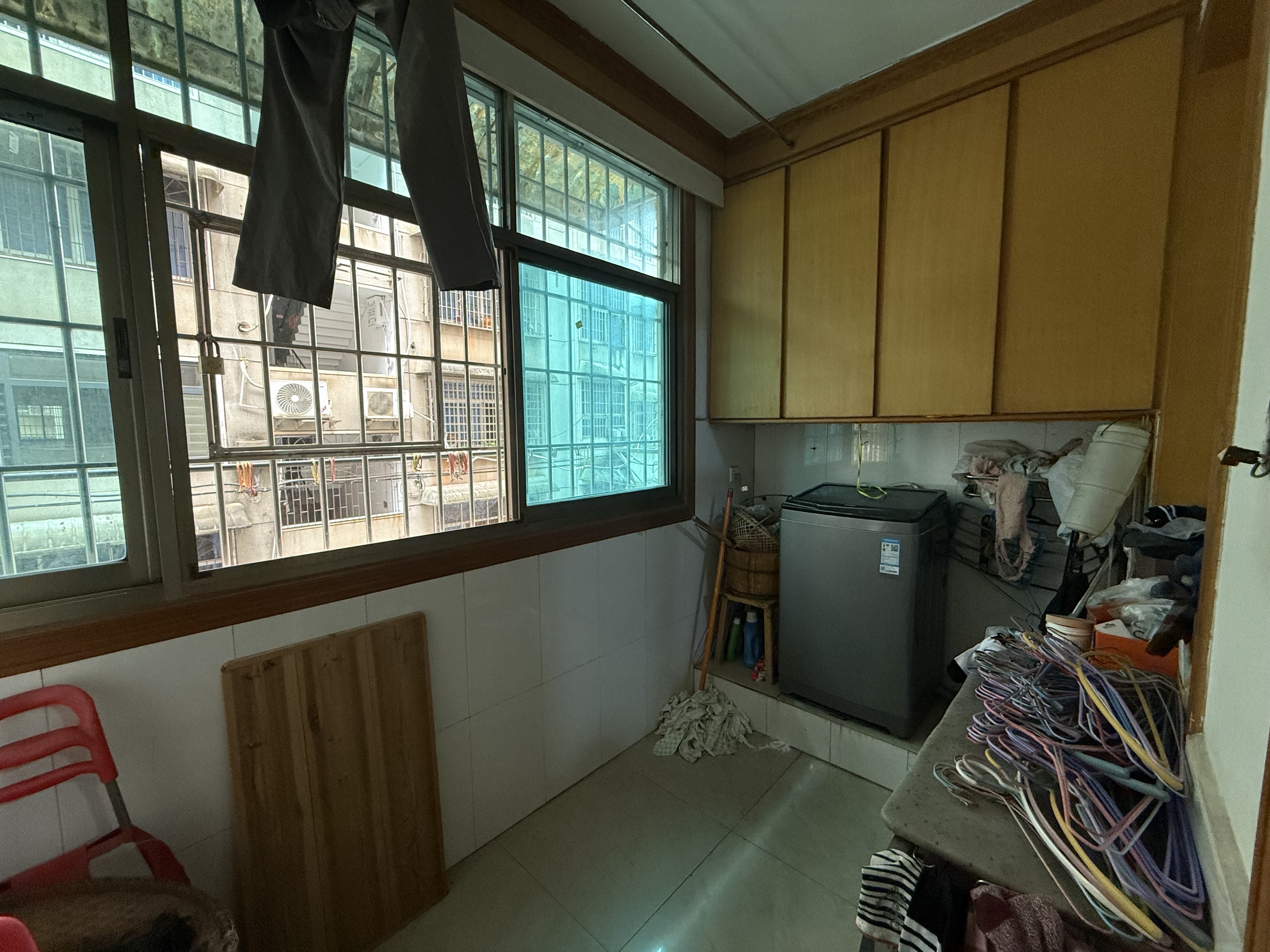 市商业局家属楼  3室2厅2卫   59.80万客厅