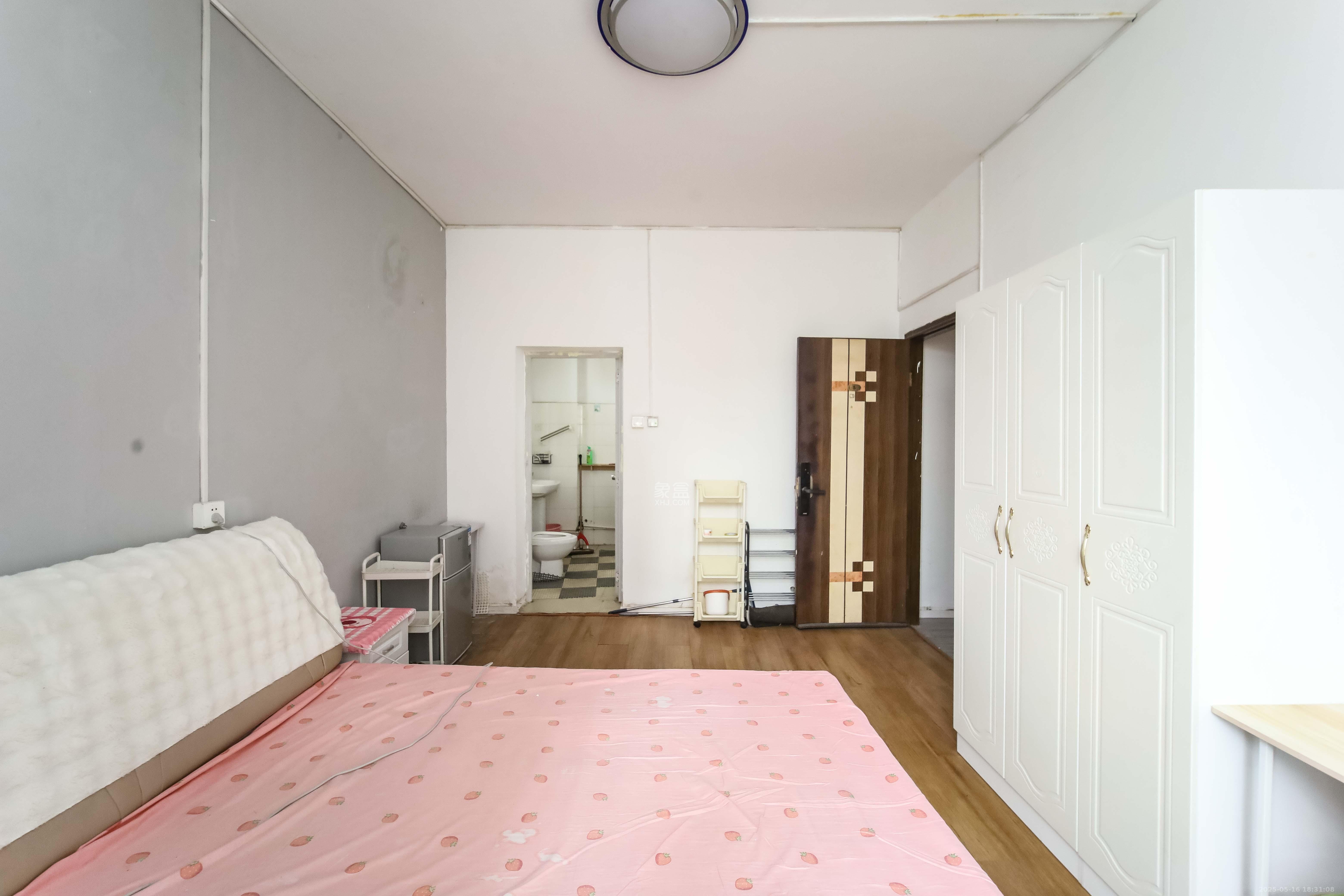 长远华樟名府 4室2厅1卫 92.0万 长远华樟名府 4室2厅1卫 92.0万客厅