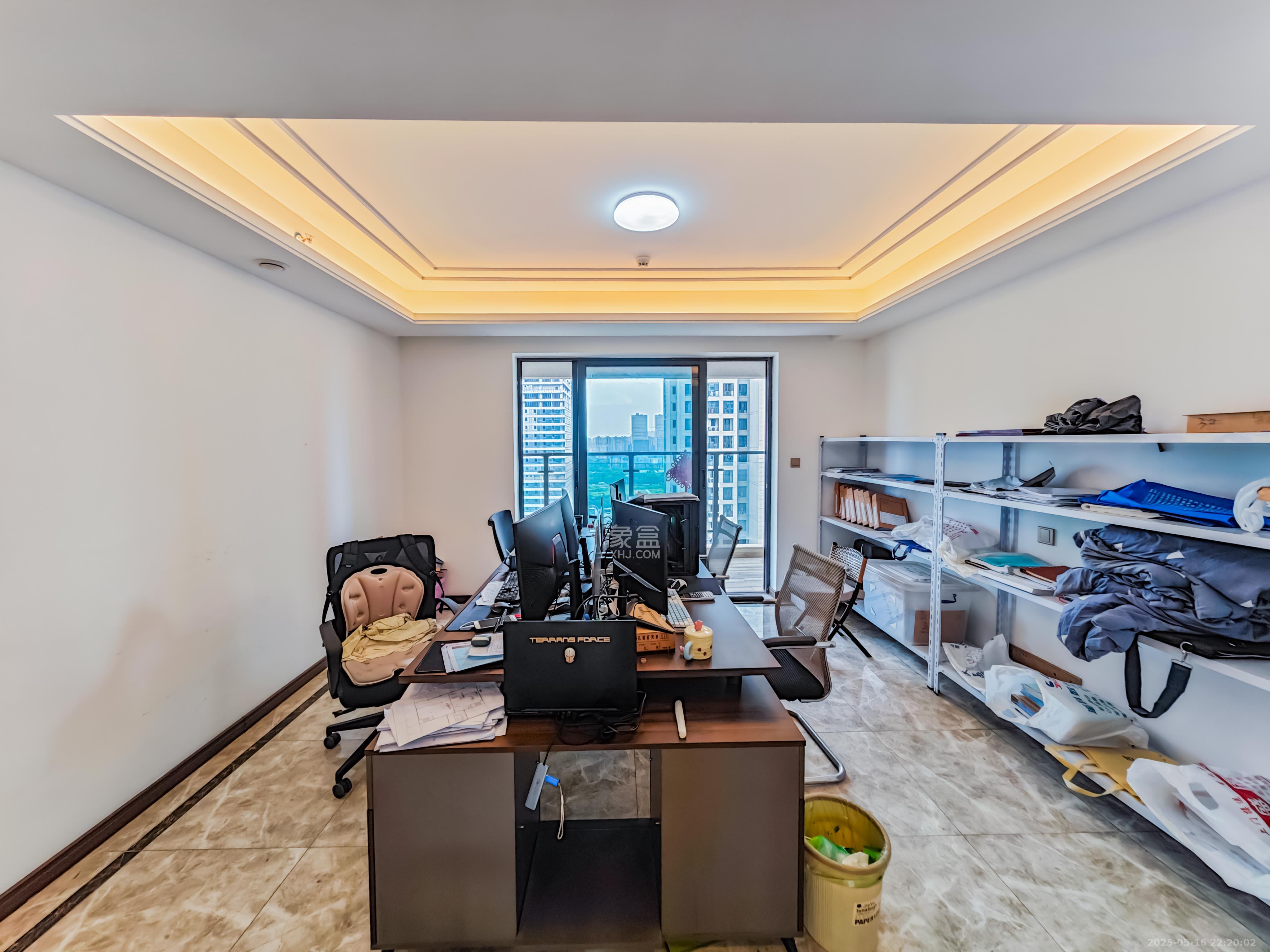 绿地长沙城际空间站(绿地新里佳苑)  5室2厅2卫    175.0万 绿地长沙城际空间站(绿地新里佳苑)  5室2厅2卫    175.0万客厅