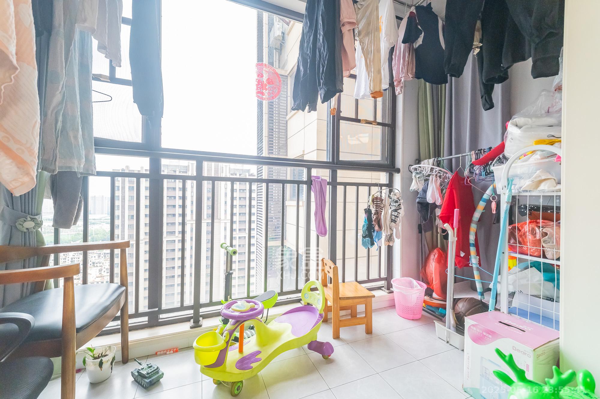 华润置地广场二期 4室2厅2卫 109.8万 华润置地广场二期 4室2厅2卫 109.8万阳台