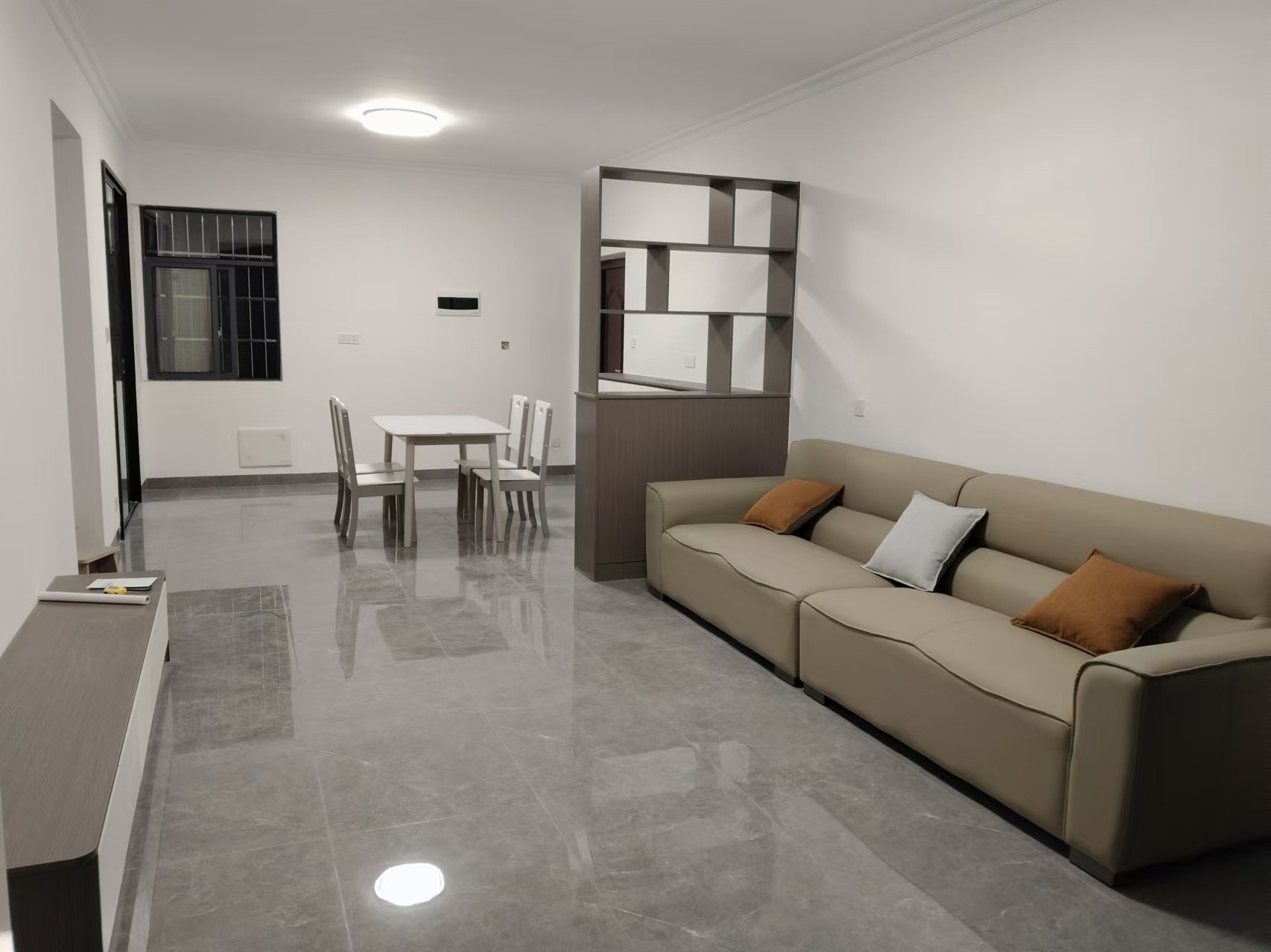 互助小区电梯房 3室2厅1卫 1800.0元/月 互助小区电梯房 3室2厅1卫 1800.0元/月室内图