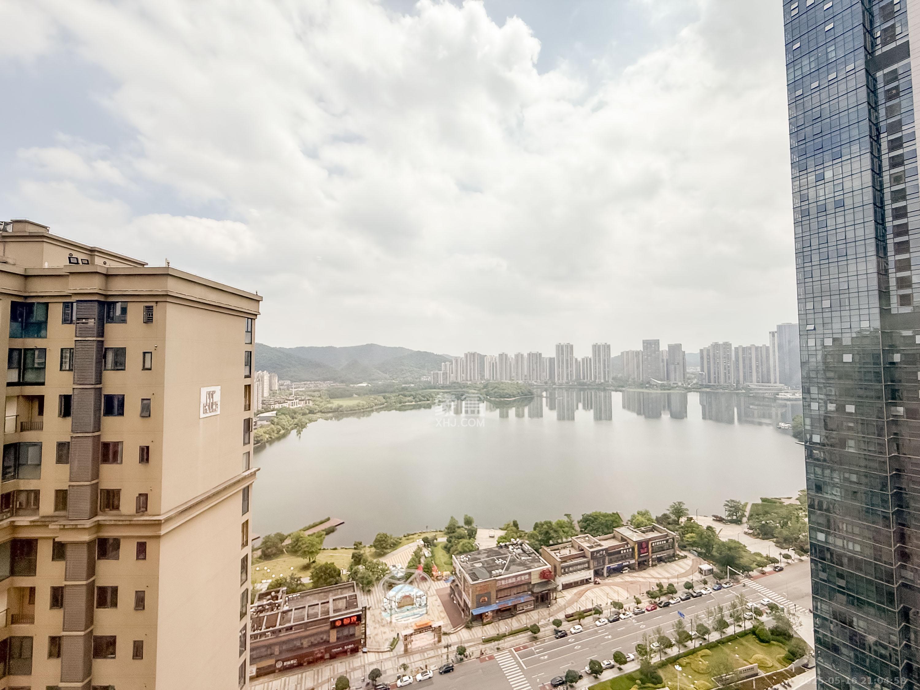 中建梅溪湖中心  3室2厅2卫   162.00万阳台