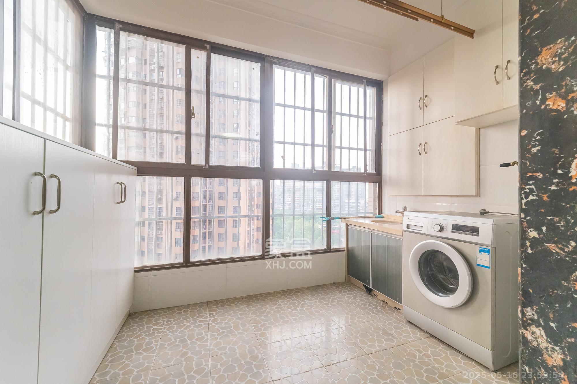 东方航标 3室2厅2卫 85.0万 东方航标 3室2厅2卫 85.0万阳台