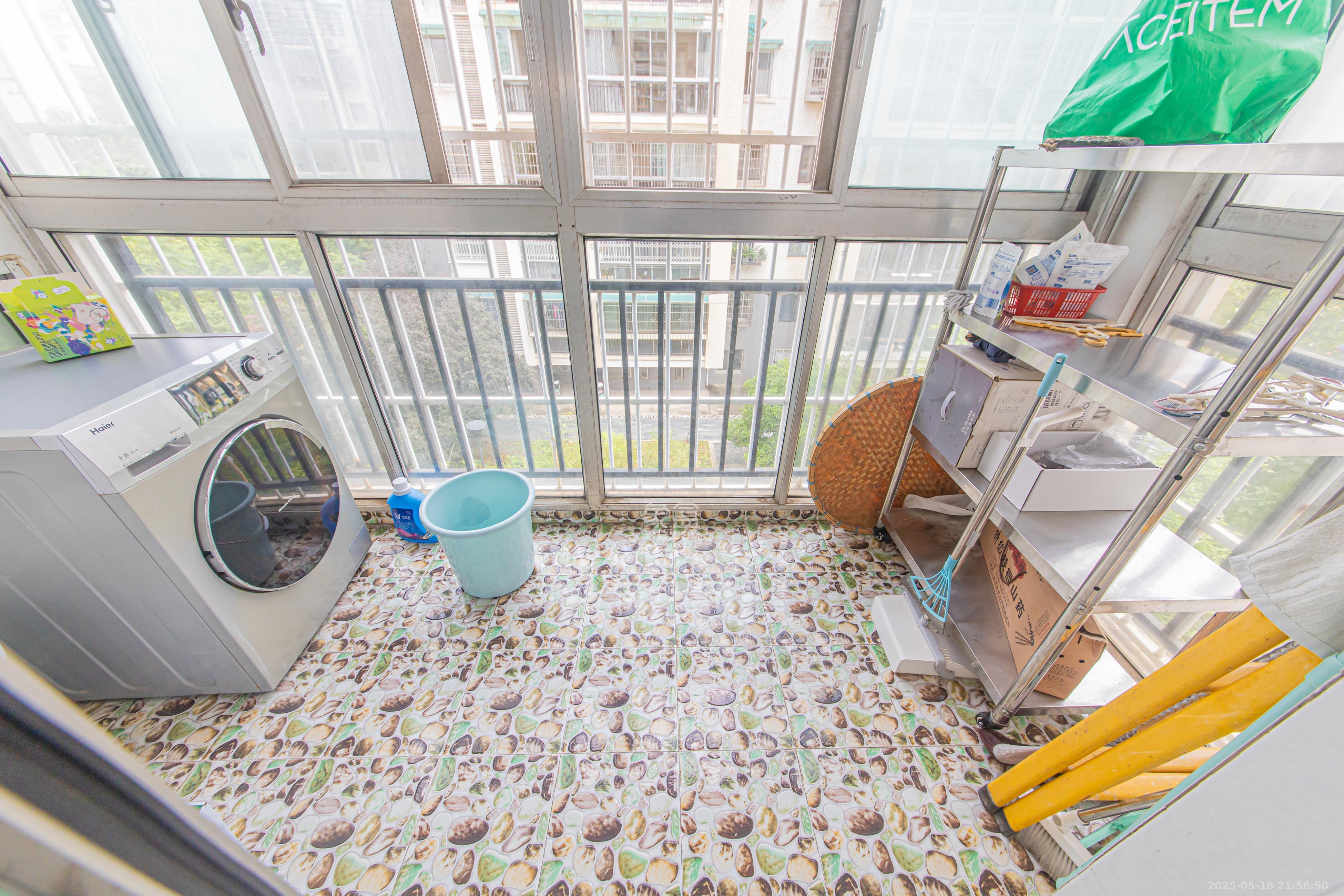 九峰小区(一二三四区) 4室2厅2卫 230.0万 九峰小区(一二三四区) 4室2厅2卫 230.0万阳台