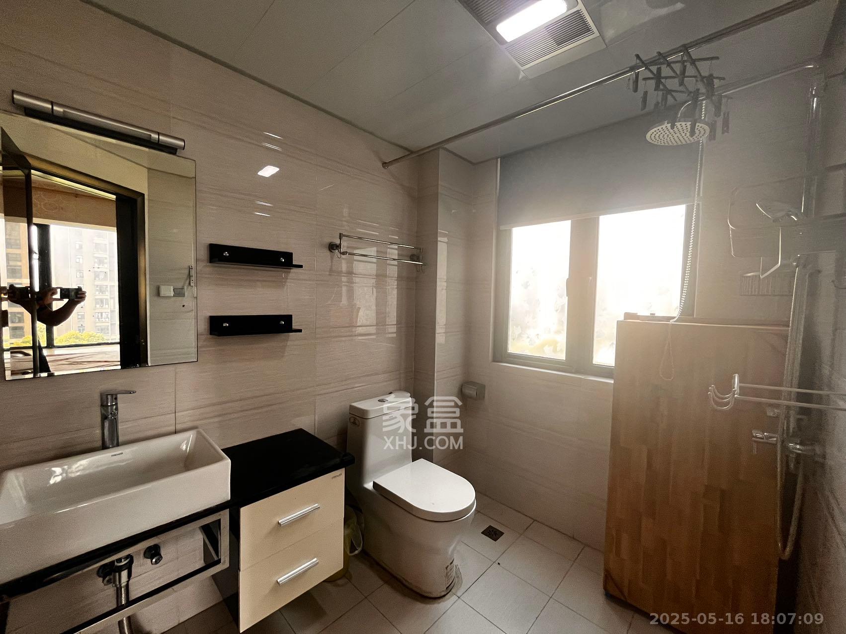 藏珑湖上国际花园 4室2厅2卫 4000.0元/月 藏珑湖上国际花园 4室2厅2卫 4000.0元/月室内图