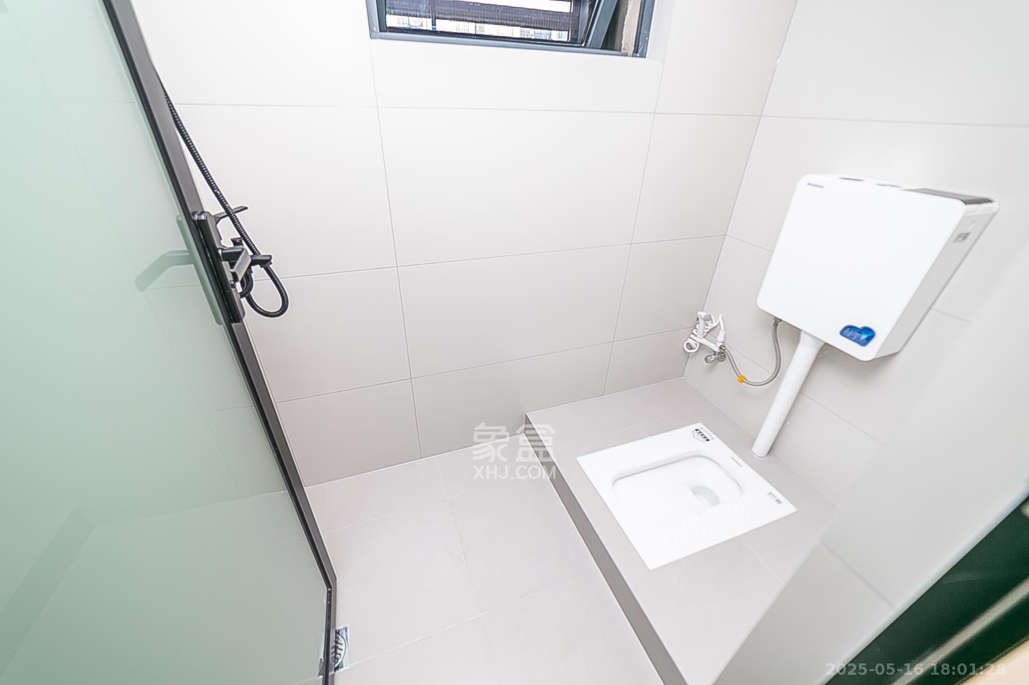 万润时光里 6室2厅1卫 60.0万 万润时光里 6室2厅1卫 60.0万卫生间