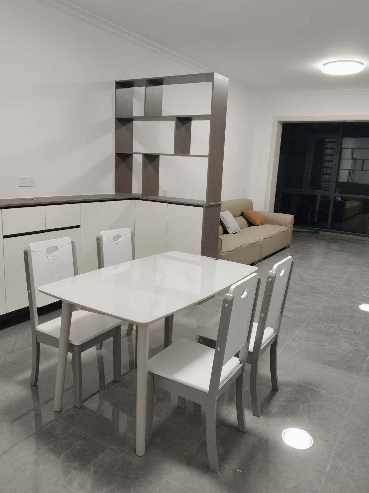 互助小区电梯房 3室2厅1卫 1800.0元/月 互助小区电梯房 3室2厅1卫 1800.0元/月室内图