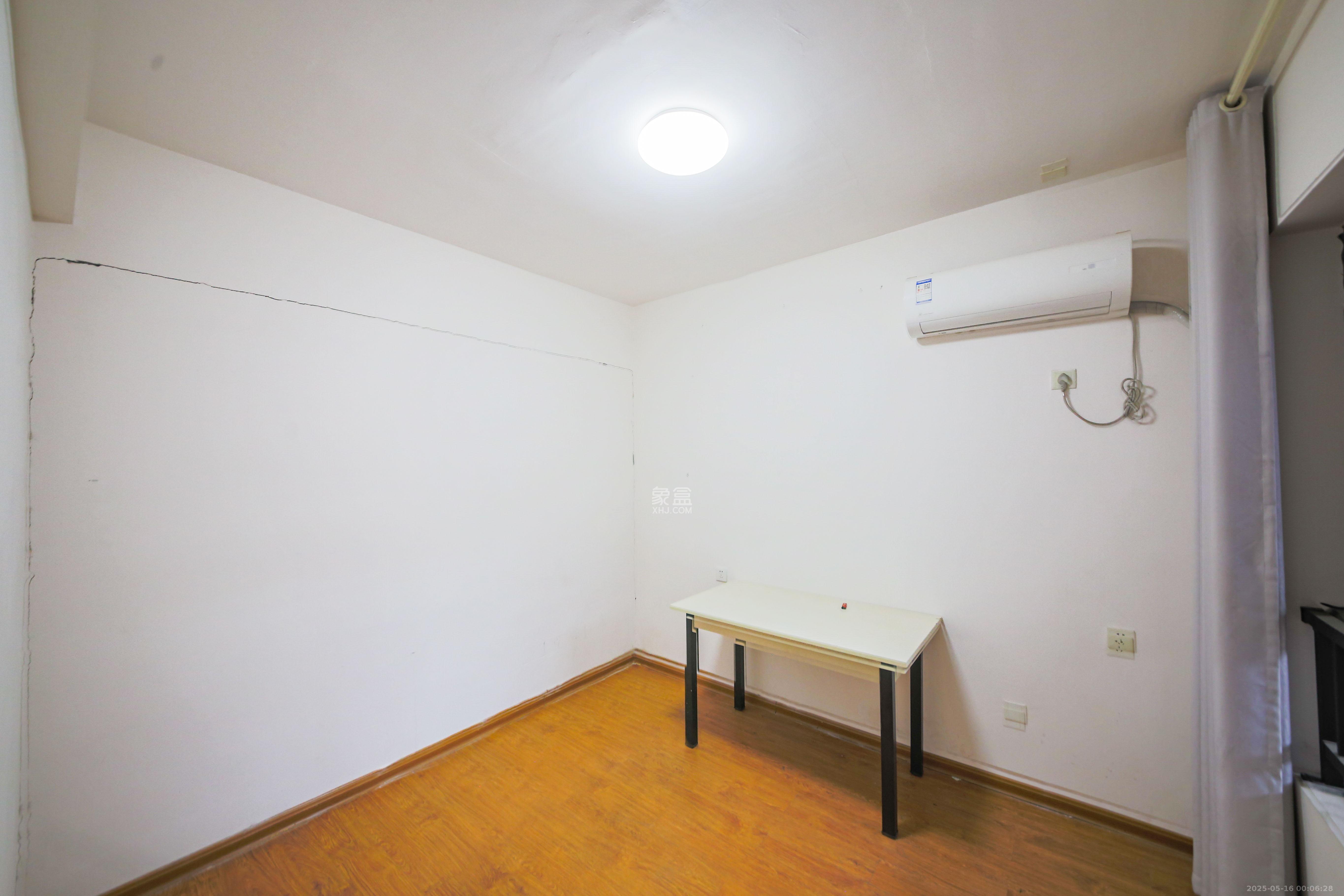 润屋美院  1室2厅1卫    88.0万卧室