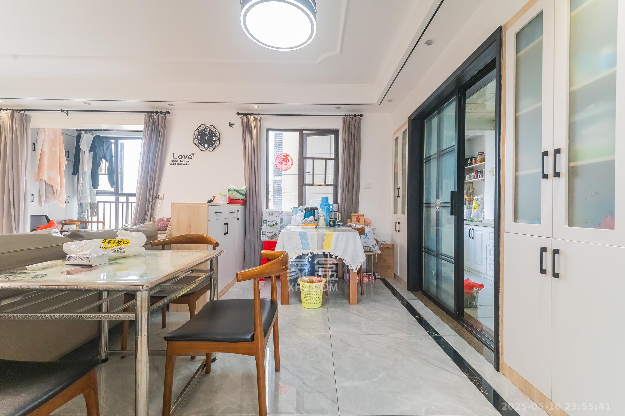 华润置地广场二期  4室2厅2卫    109.8万客厅