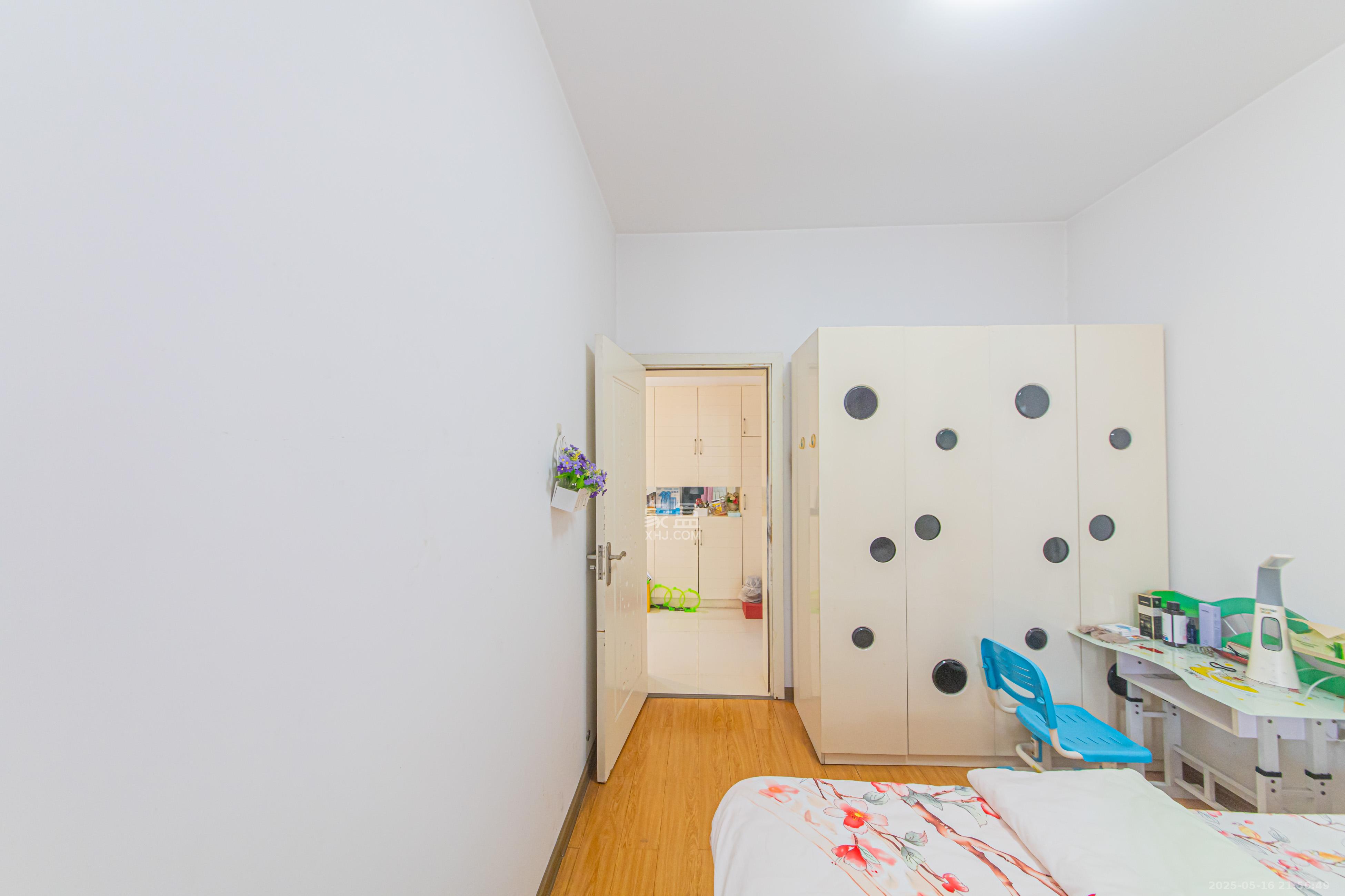 九峰小区(一二三四区) 4室2厅2卫 230.0万 九峰小区(一二三四区) 4室2厅2卫 230.0万卧室