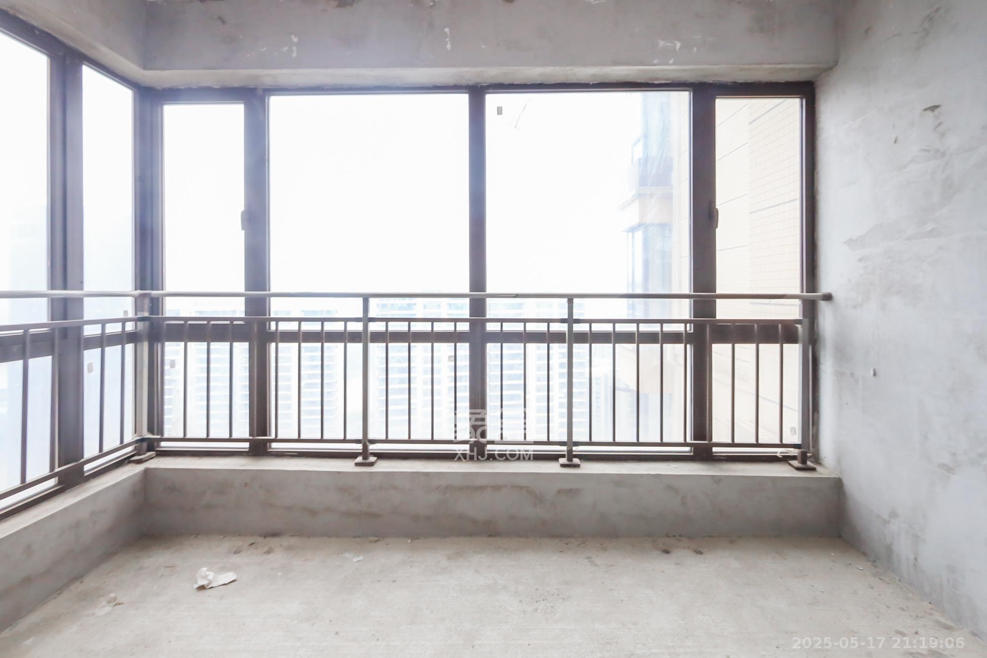 保利西海岸B区  4室2厅2卫    225.0万 保利西海岸B区  4室2厅2卫    225.0万阳台