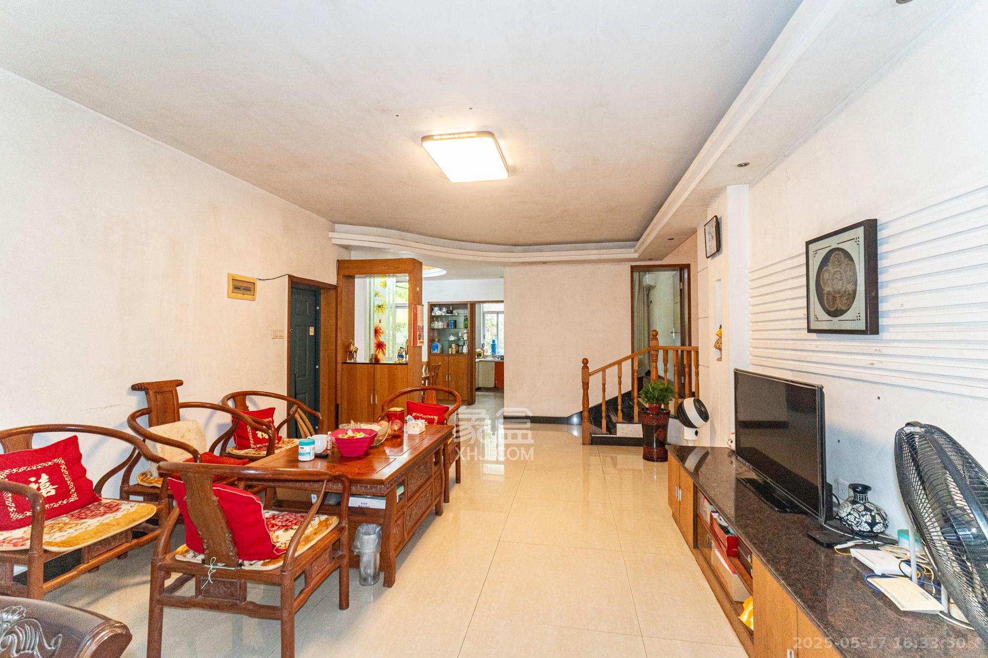 山水人家一二期 3室2厅2卫 66.0万 山水人家一二期 3室2厅2卫 66.0万客厅