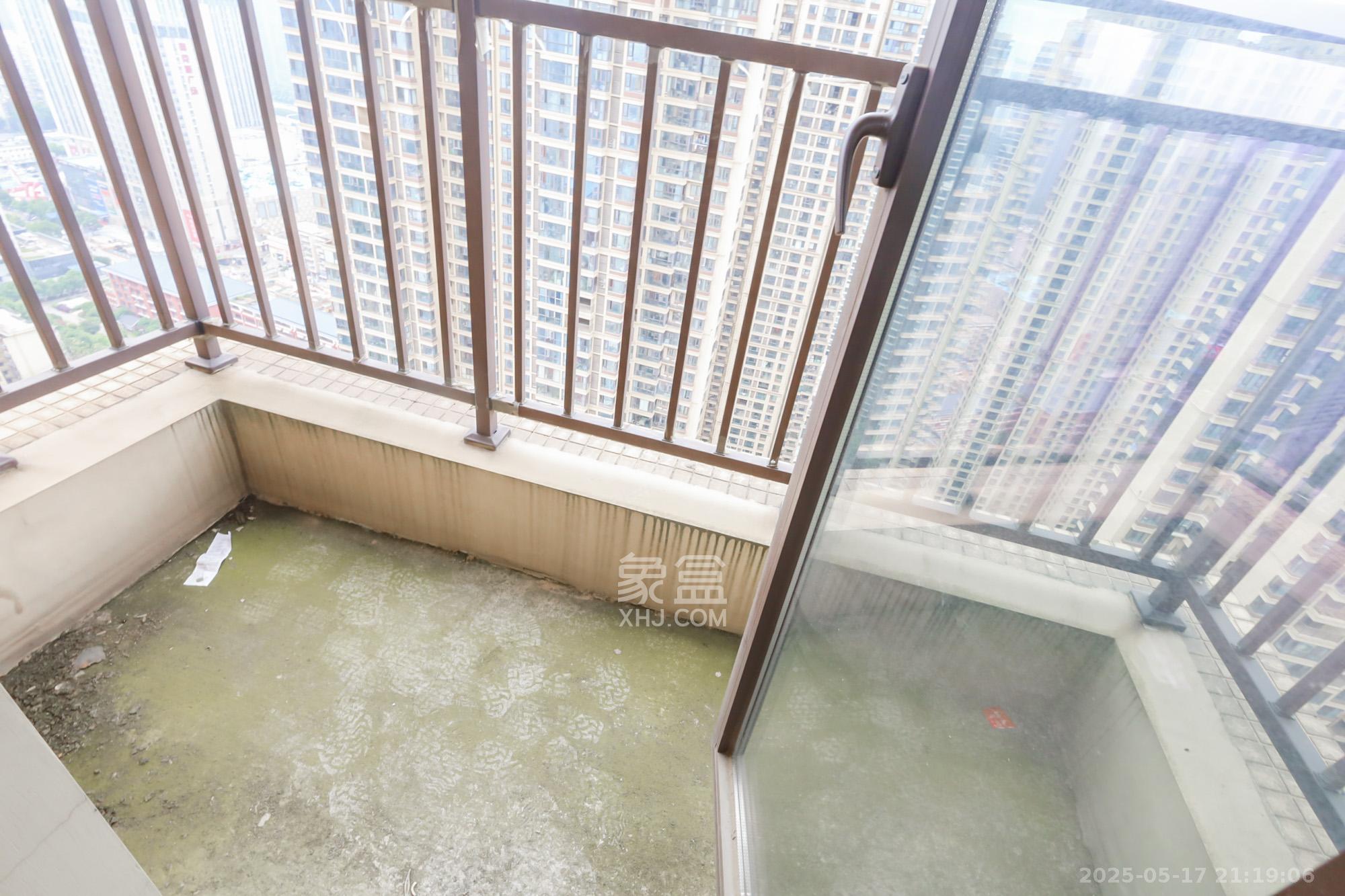 保利西海岸B区  4室2厅2卫    225.0万 保利西海岸B区  4室2厅2卫    225.0万阳台