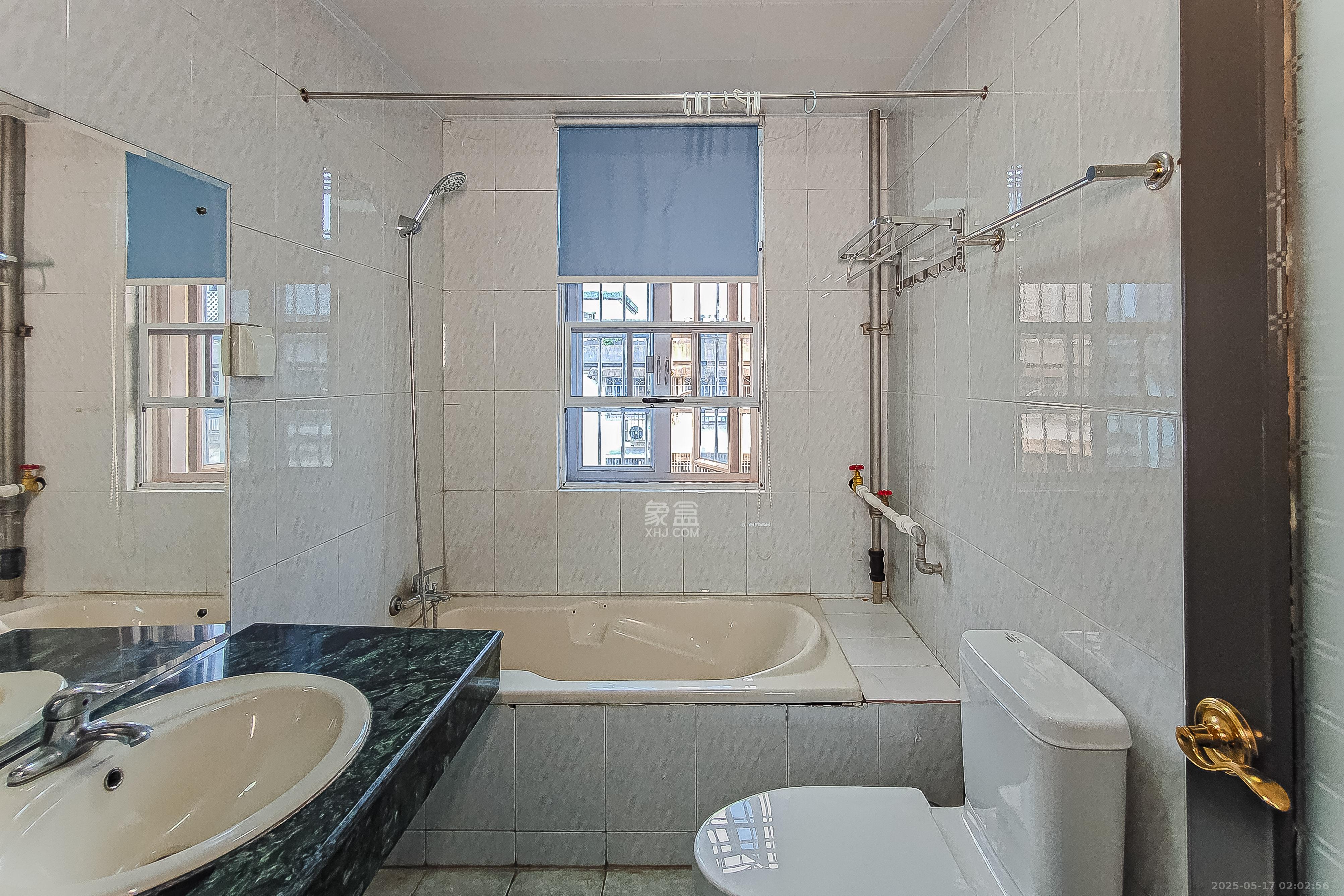 鸿园小区  3室2厅2卫    140.0万 鸿园小区  3室2厅2卫    140.0万卫生间