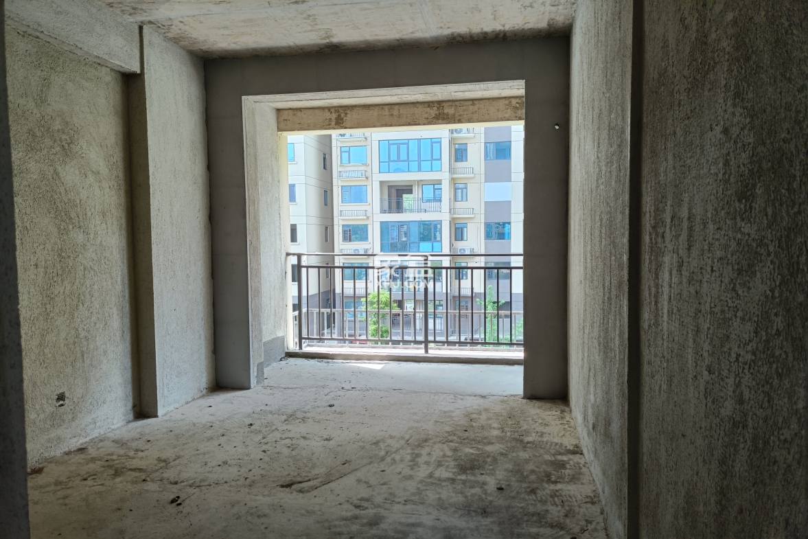 云泰天麓 5室2厅3卫 80.0万 云泰天麓 5室2厅3卫 80.0万客厅