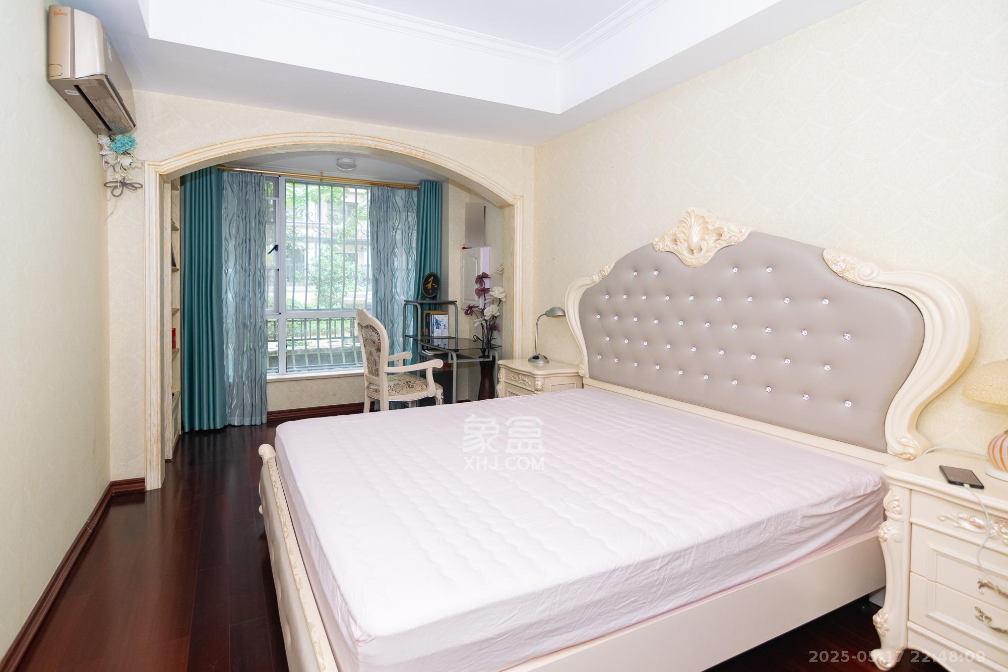 金地三千府(金地湖山樾、金地自在城) 5室2厅3卫 178.0万 金地三千府(金地湖山樾、金地自在城) 5室2厅3卫 178.0万卧室