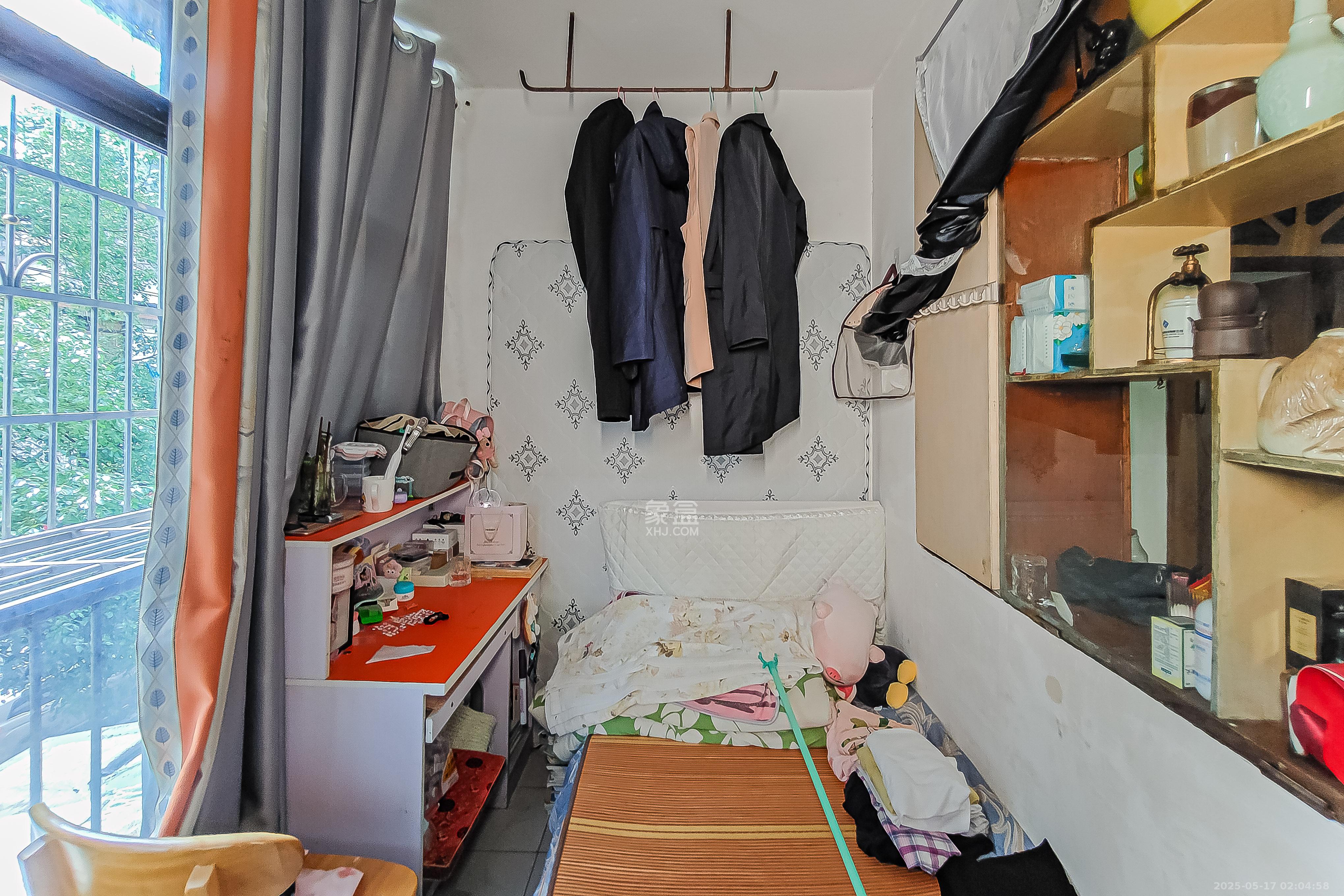 向东南社区  1室1厅1卫   22.80万阳台
