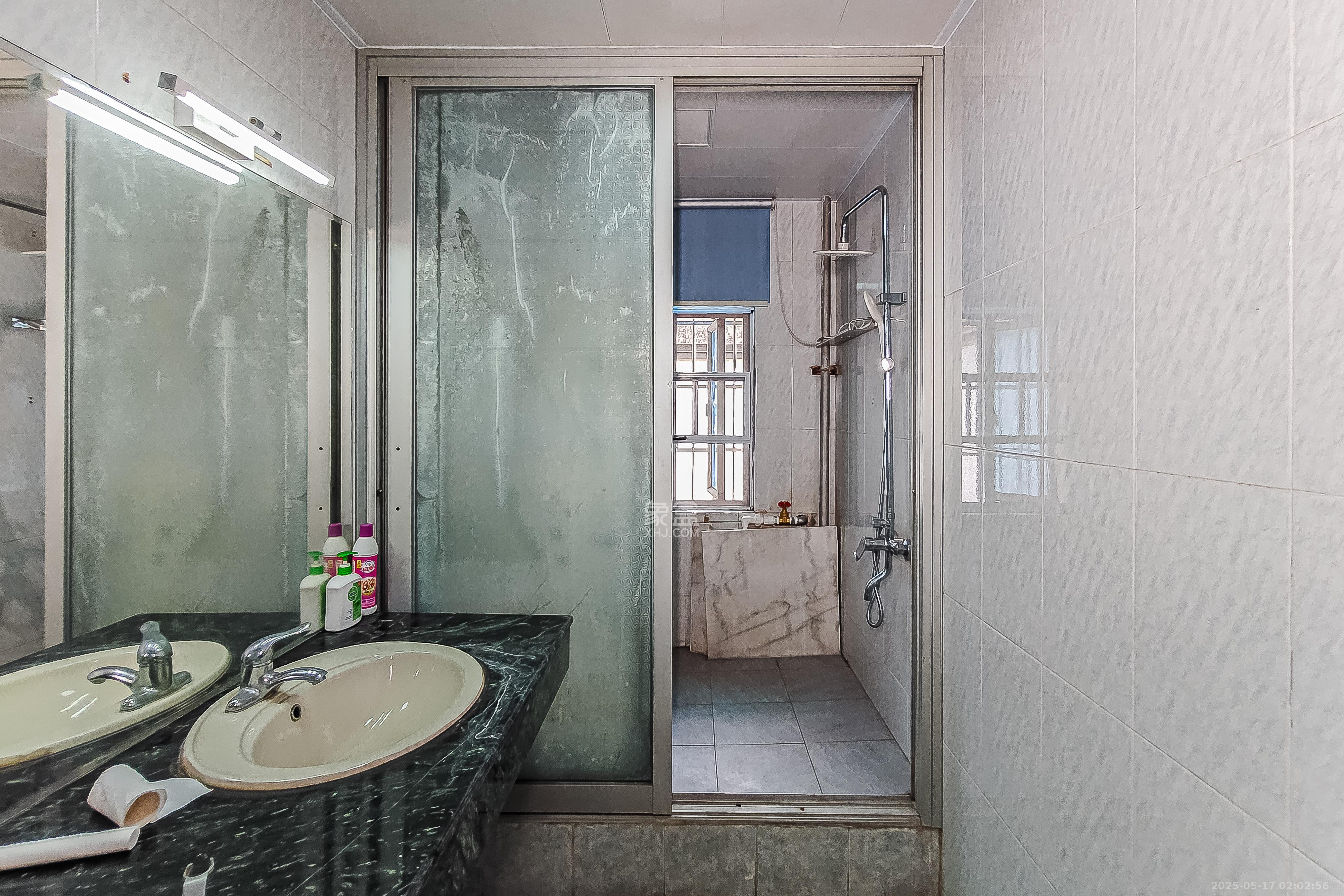 鸿园小区  3室2厅2卫    140.0万 鸿园小区  3室2厅2卫    140.0万卫生间