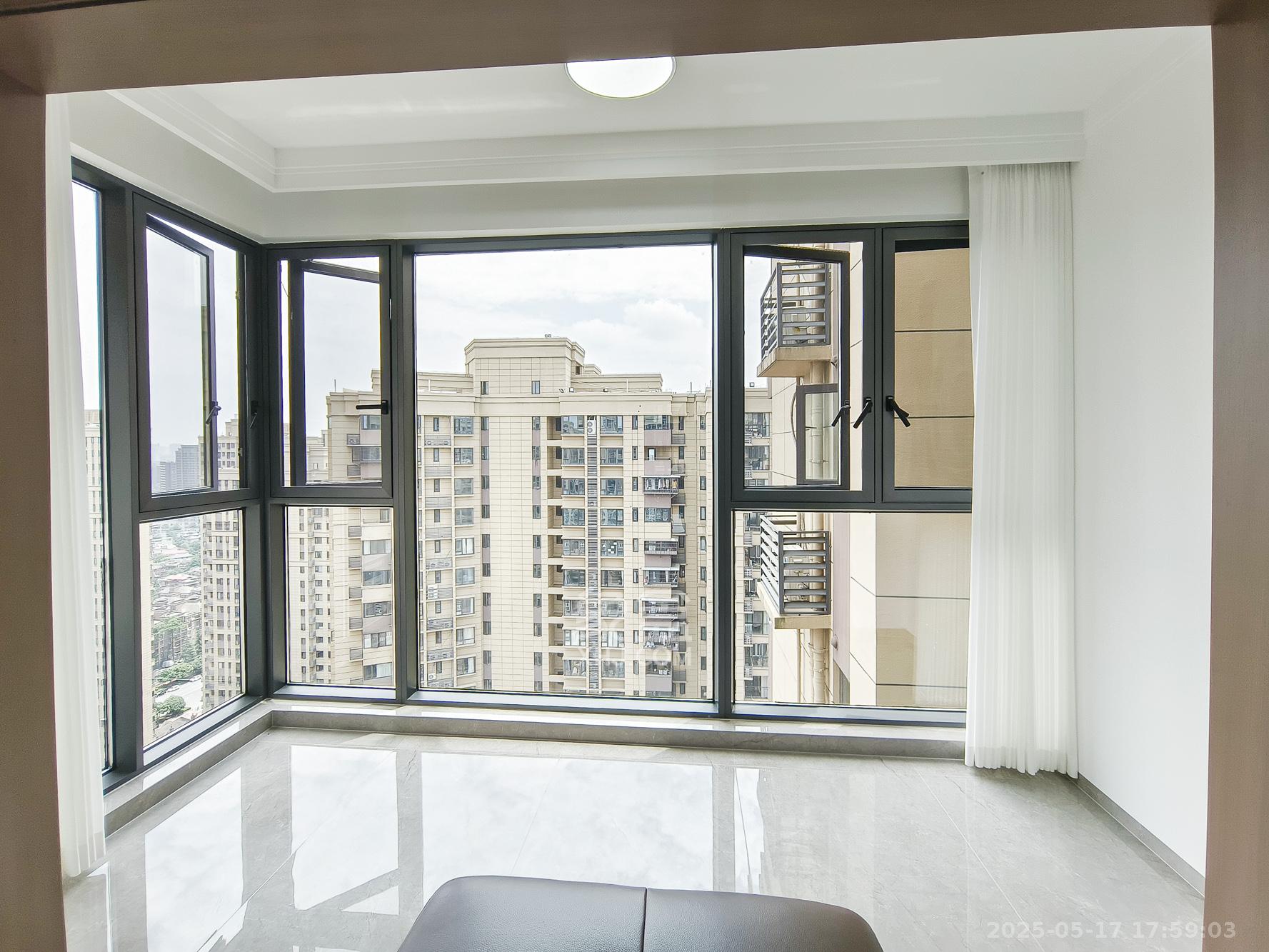 保利香槟国际 4室2厅2卫 99.8万 保利香槟国际 4室2厅2卫 99.8万阳台