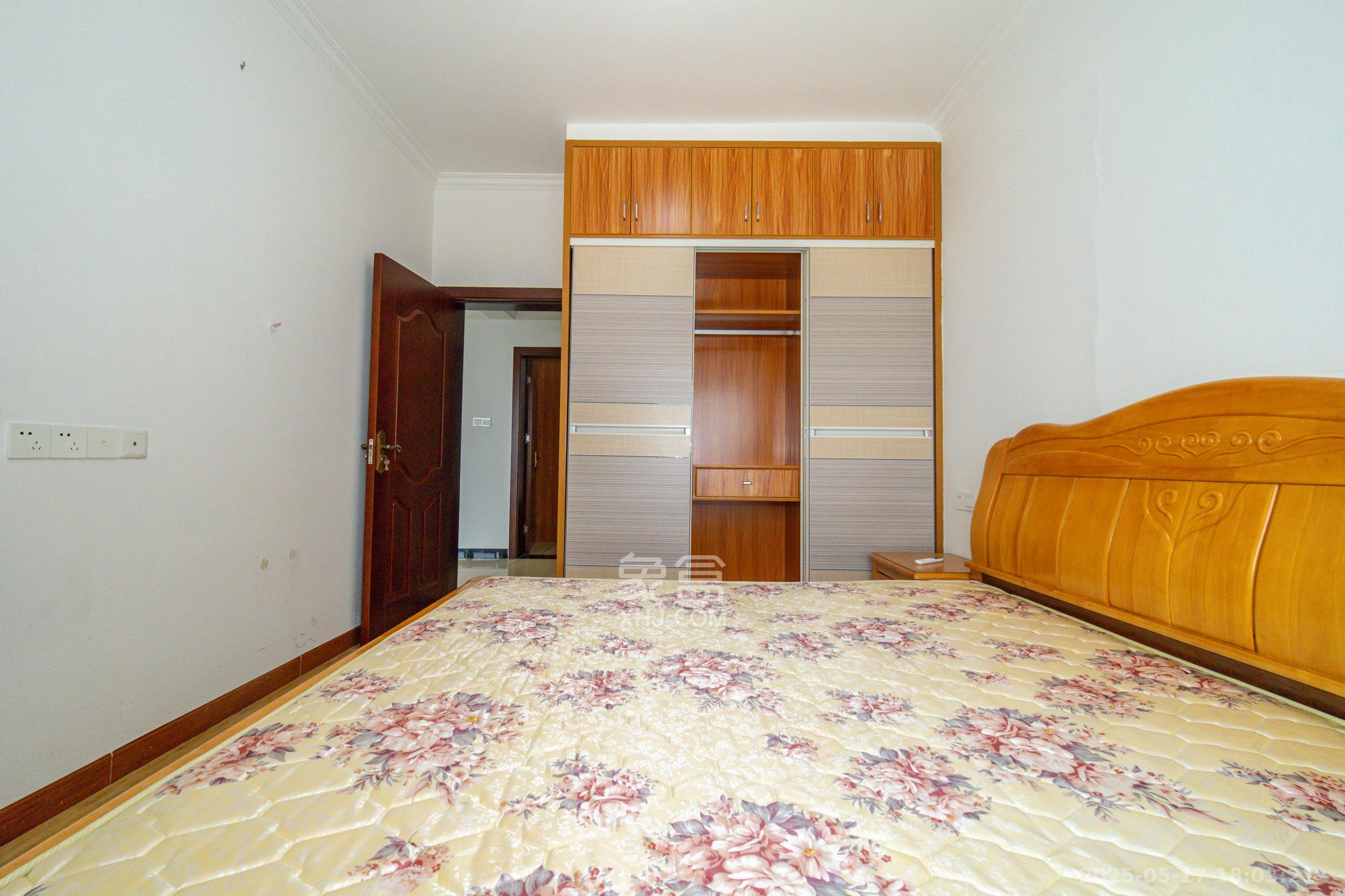 楚天世纪城西苑 3室2厅1卫 80.0万 楚天世纪城西苑 3室2厅1卫 80.0万卧室