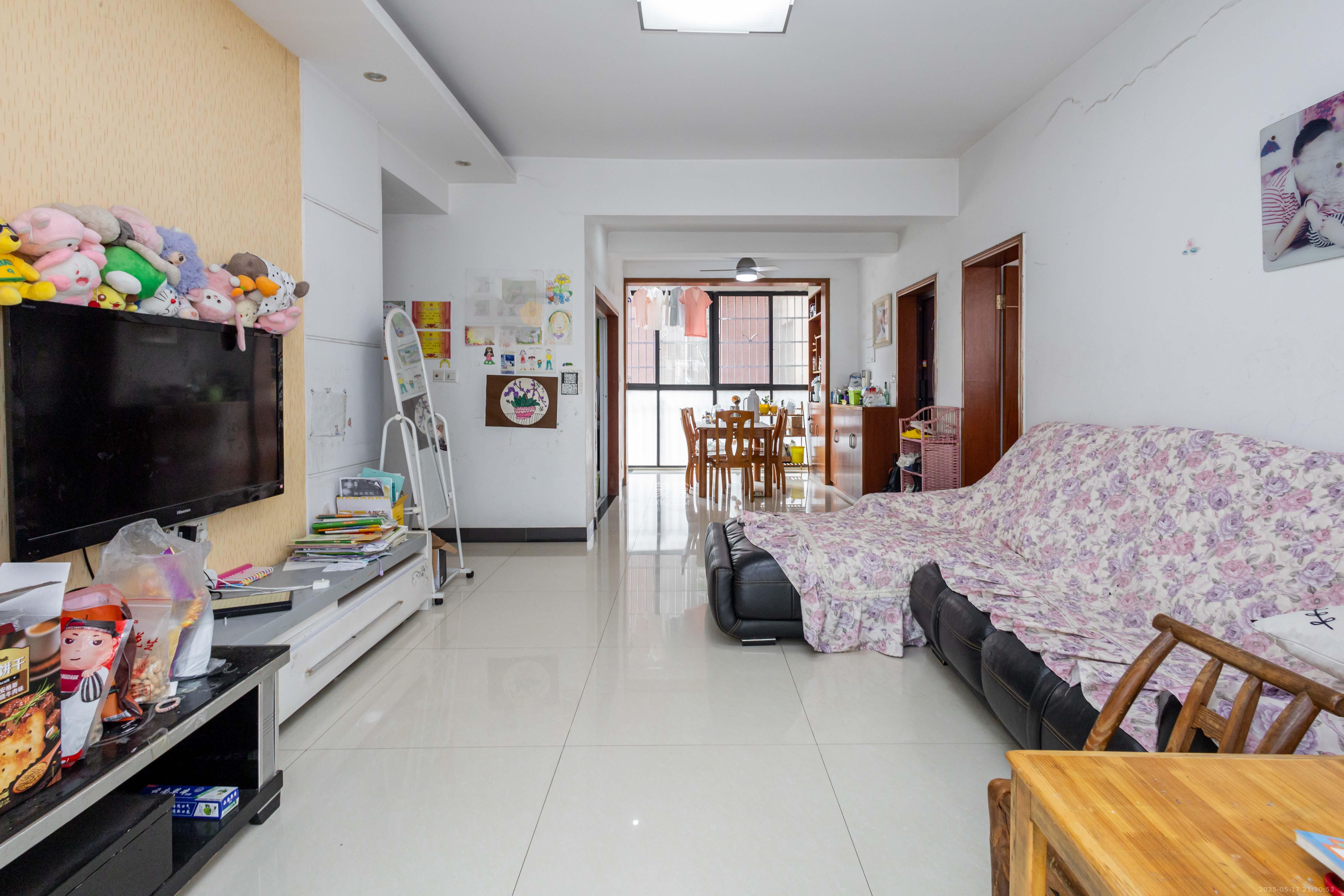 三景国际  3室2厅2卫    62.8万 三景国际  3室2厅2卫    62.8万客厅