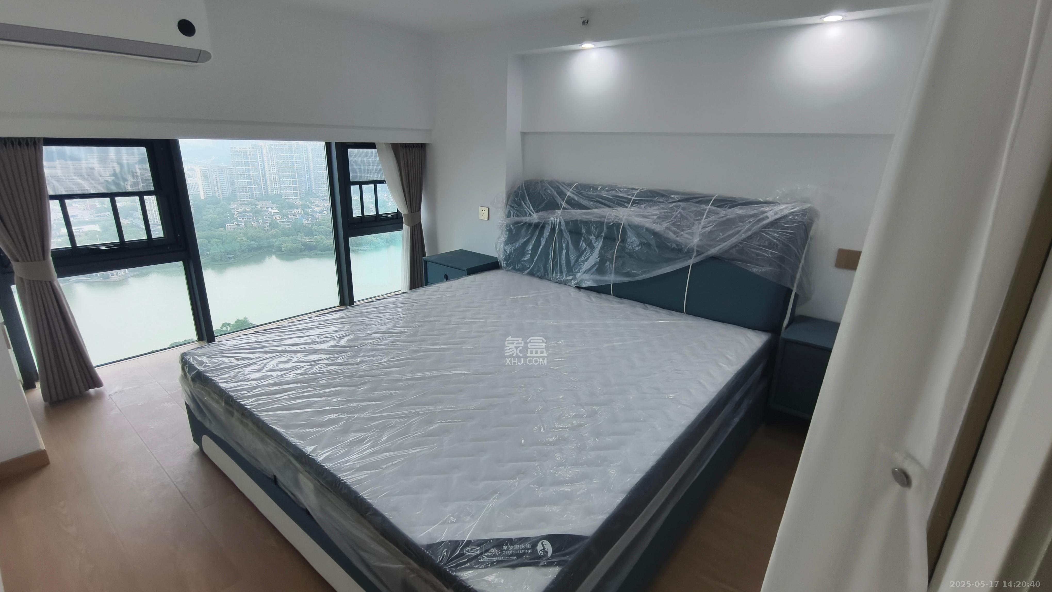 绿地V岛  2室1厅1卫   2300.00元/月室内图
