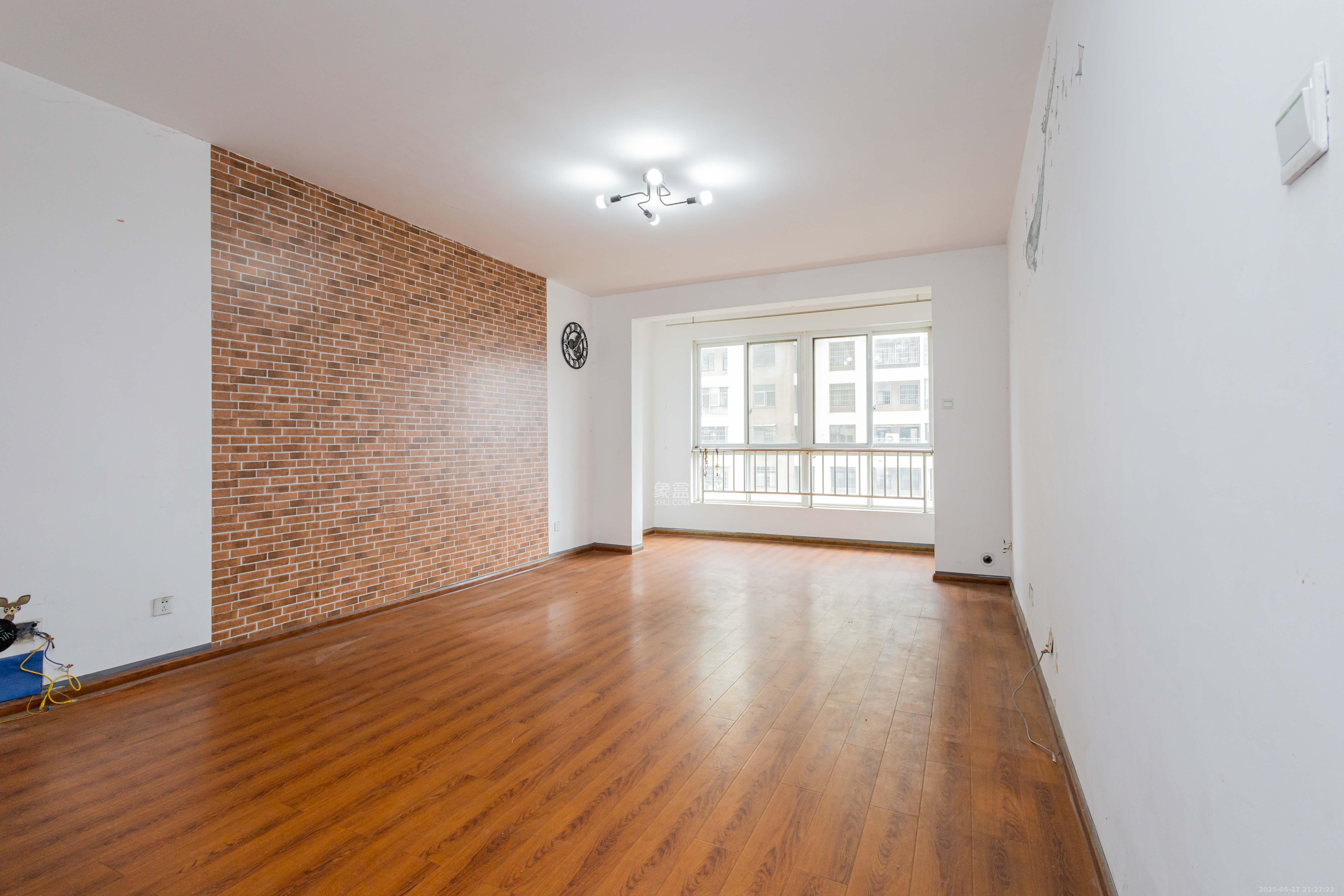 星城福邸(雄天朗郡)  3室2厅2卫    95.0万 星城福邸(雄天朗郡)  3室2厅2卫    95.0万客厅