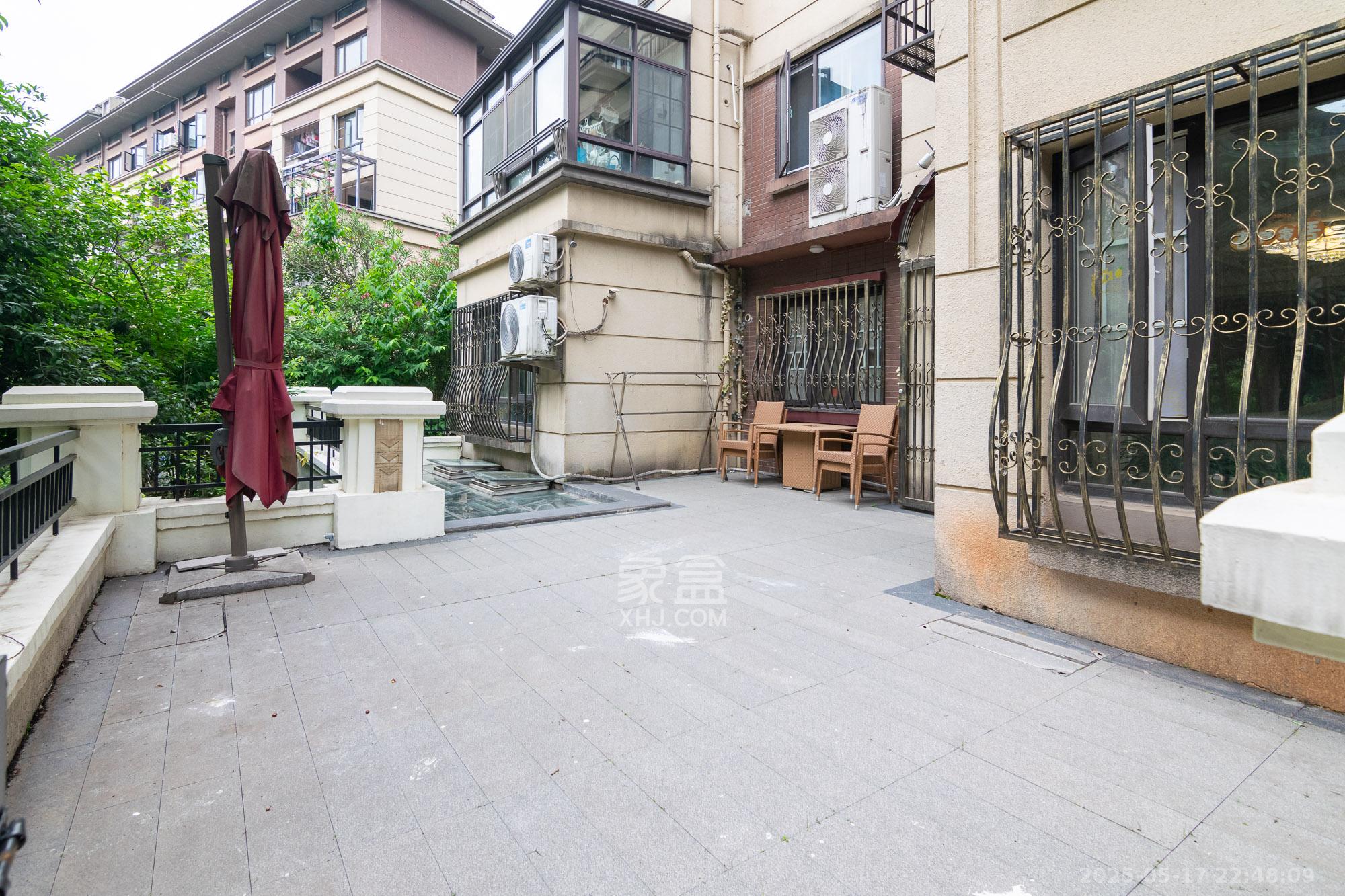 金地三千府(金地湖山樾、金地自在城) 5室2厅3卫 178.0万 金地三千府(金地湖山樾、金地自在城) 5室2厅3卫 178.0万阳台