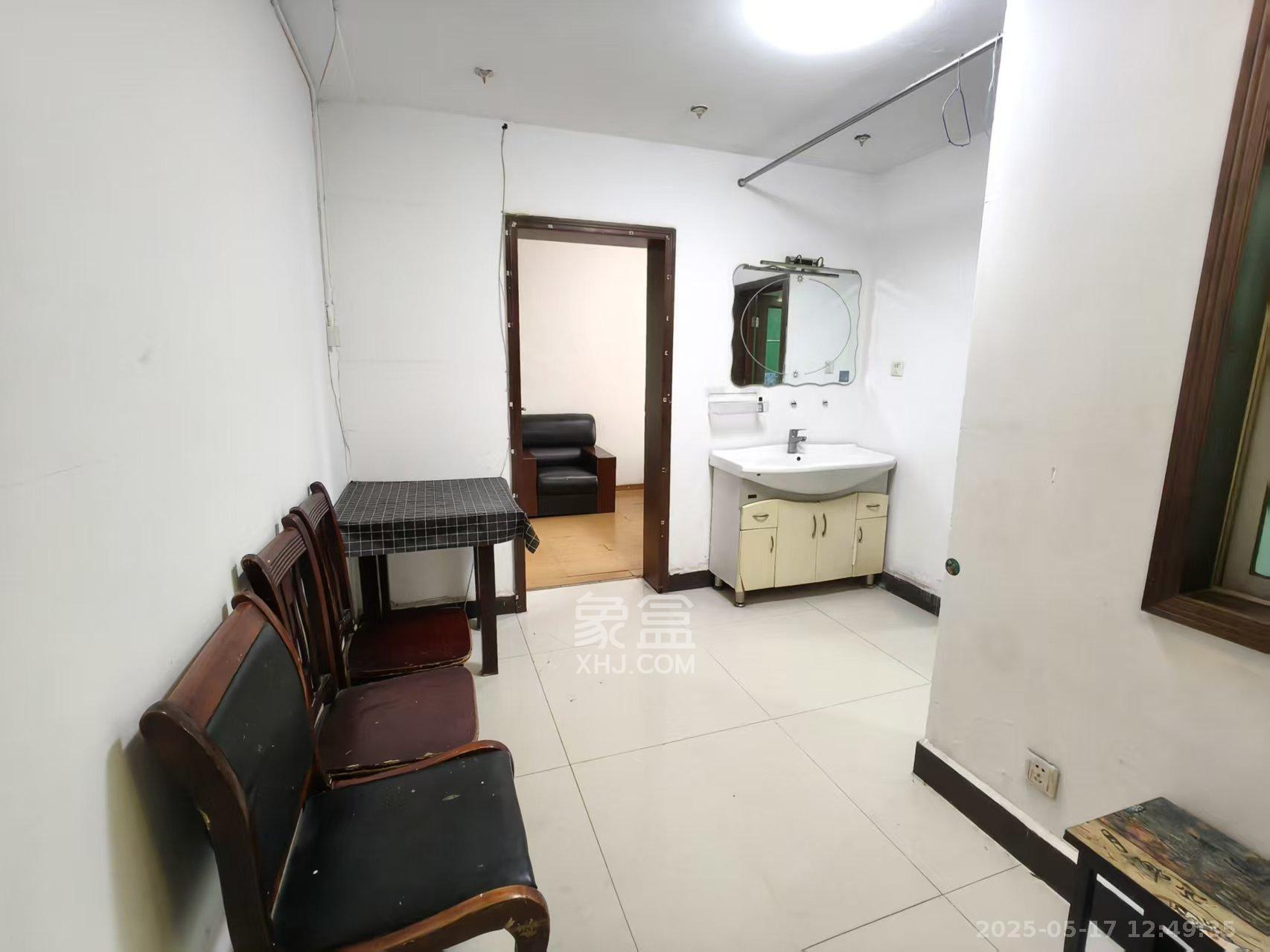 中南汽车世界 1室1厅1卫 1000.0元/月 中南汽车世界 1室1厅1卫 1000.0元/月室内图