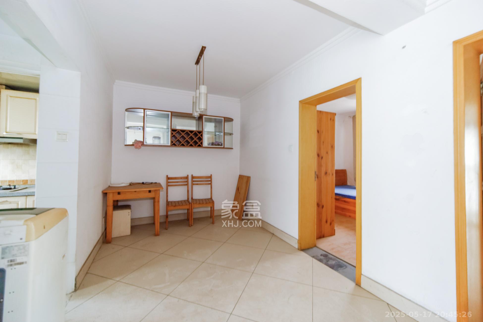 东方名都百草园  3室2厅1卫    38.0万客厅