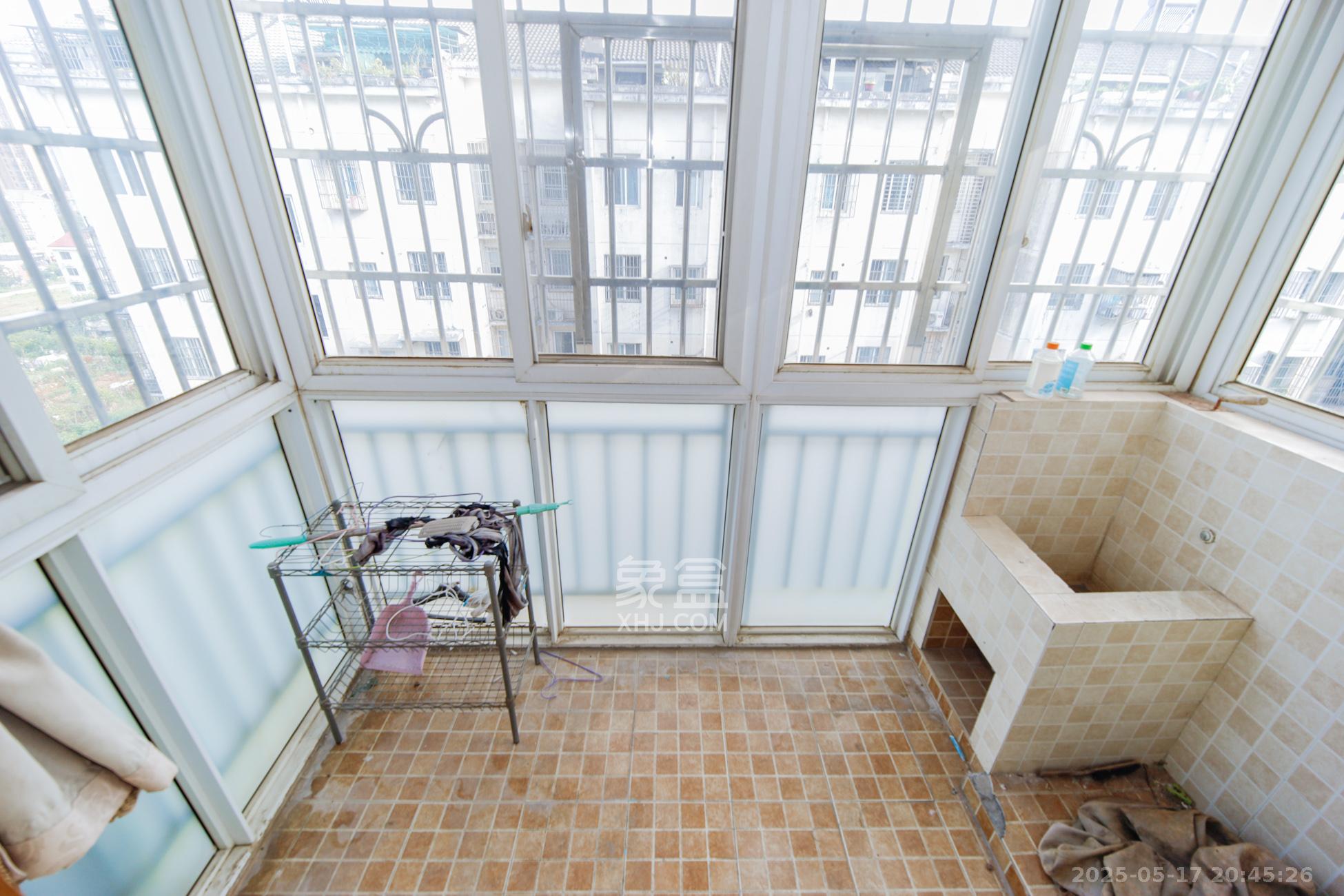 东方名都百草园  3室2厅1卫    38.0万阳台