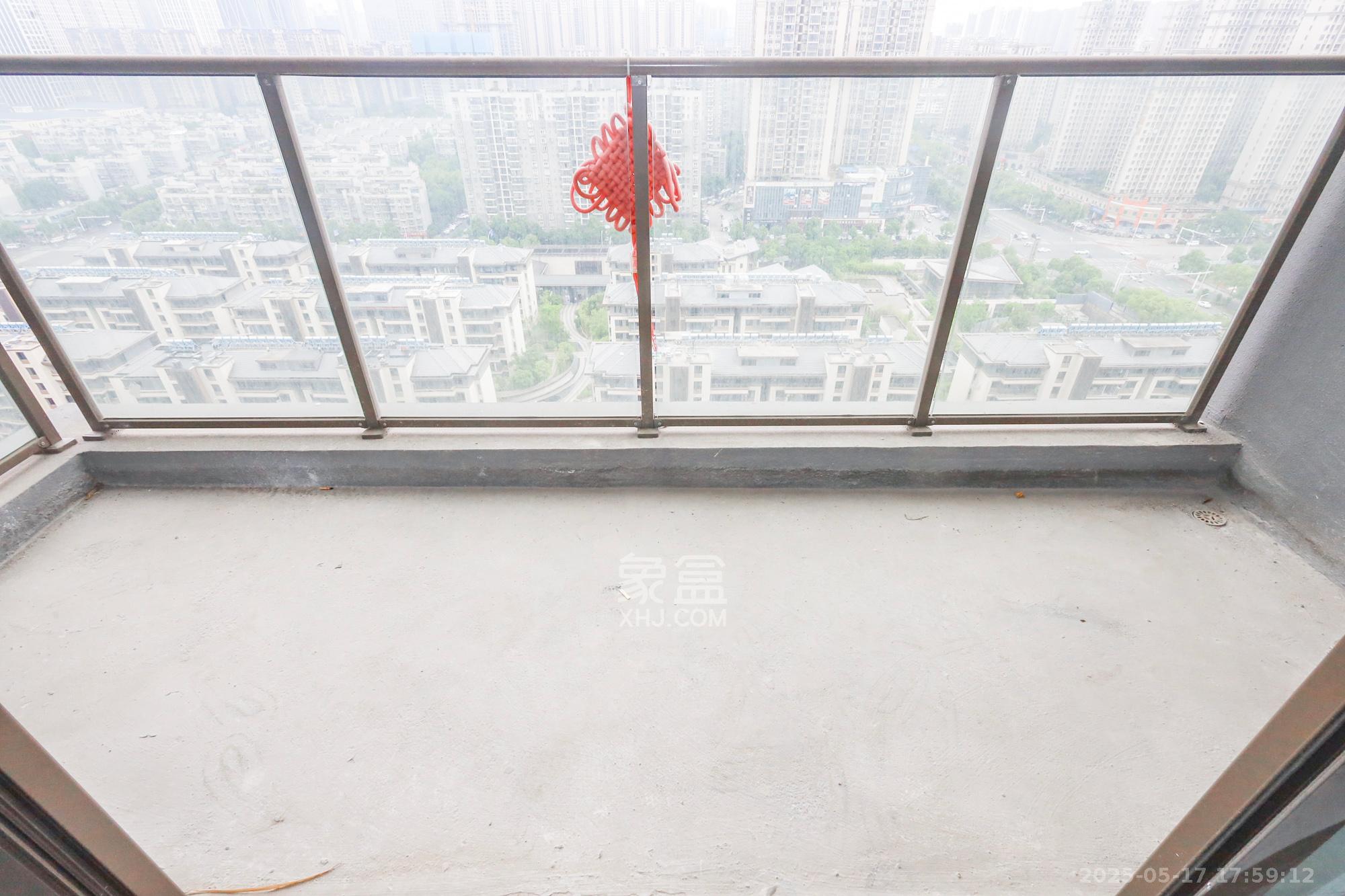 正荣滨江紫阙台  4室2厅3卫   260.00万阳台