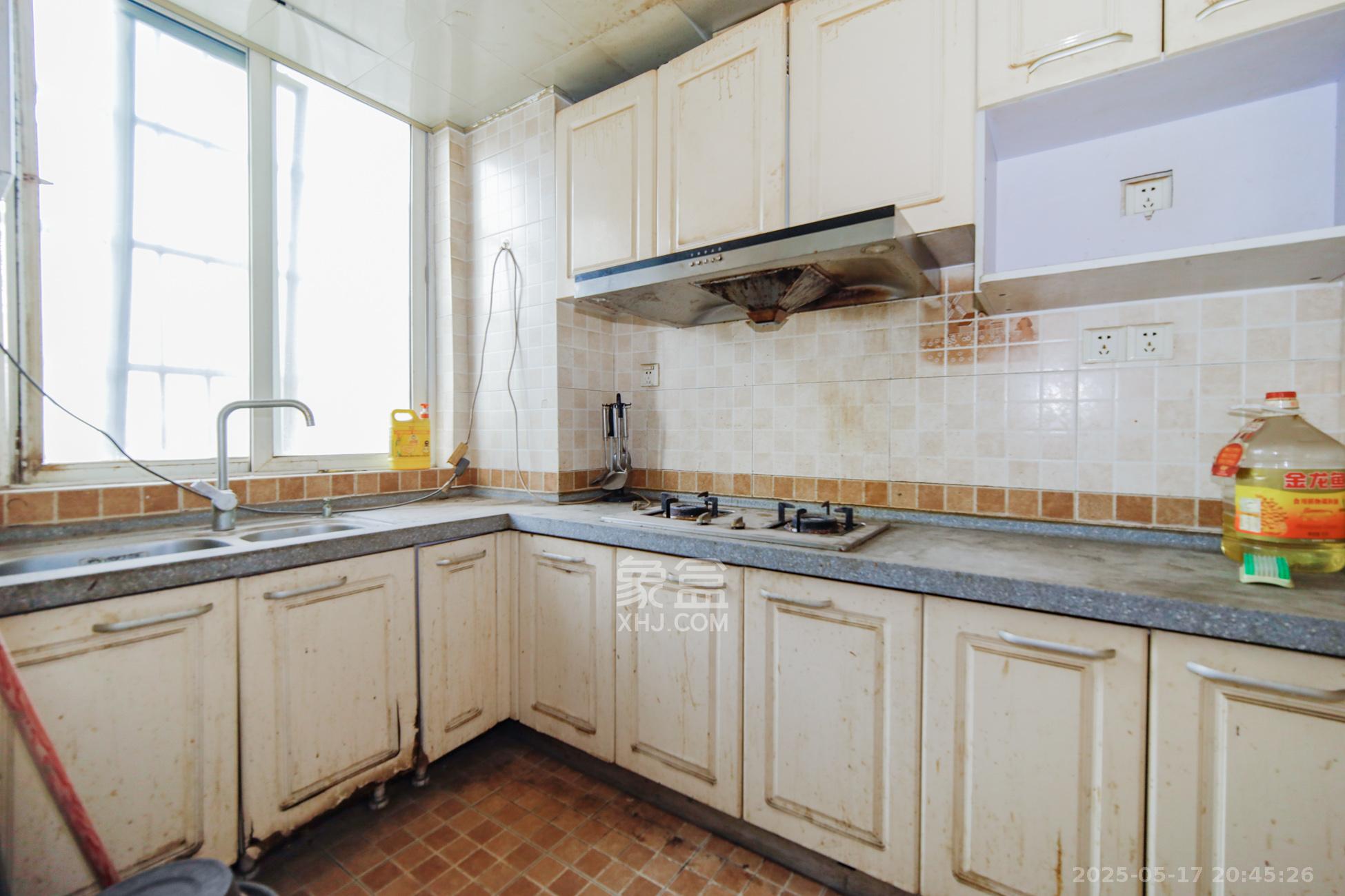 东方名都百草园  3室2厅1卫    38.0万厨房