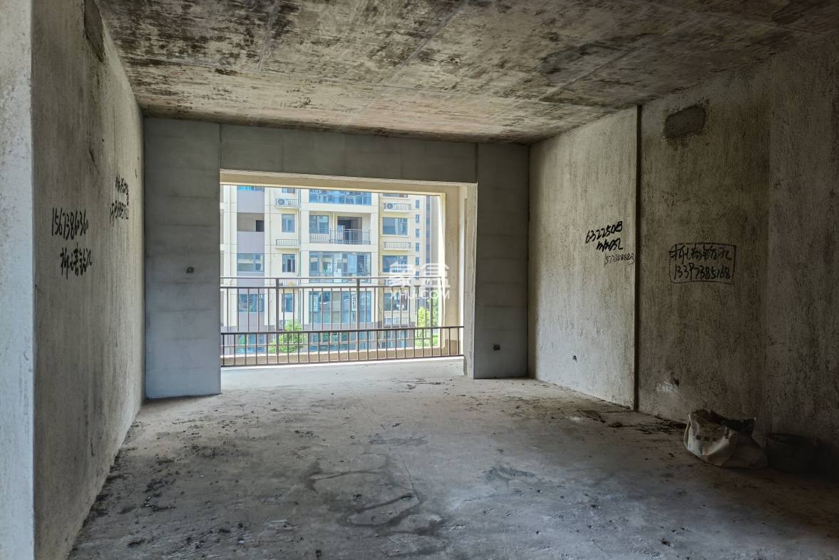 云泰天麓 5室2厅3卫 80.0万 云泰天麓 5室2厅3卫 80.0万客厅