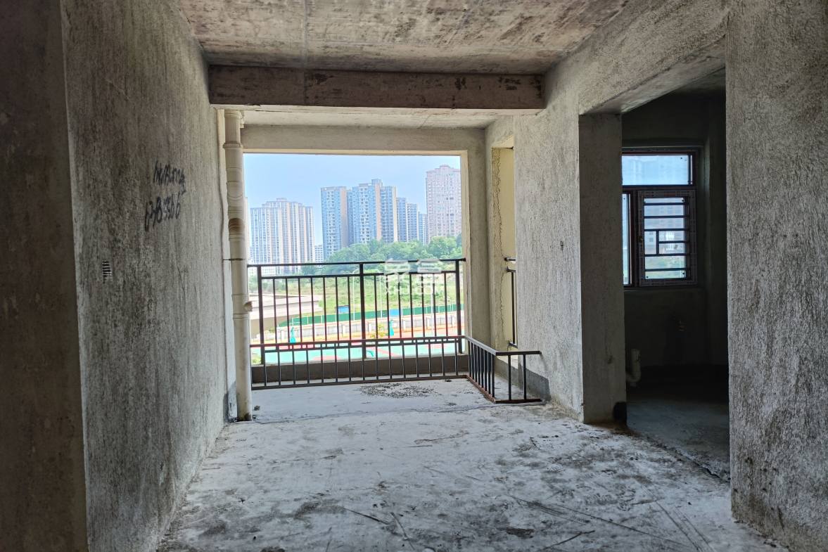 云泰天麓 5室2厅3卫 80.0万 云泰天麓 5室2厅3卫 80.0万客厅