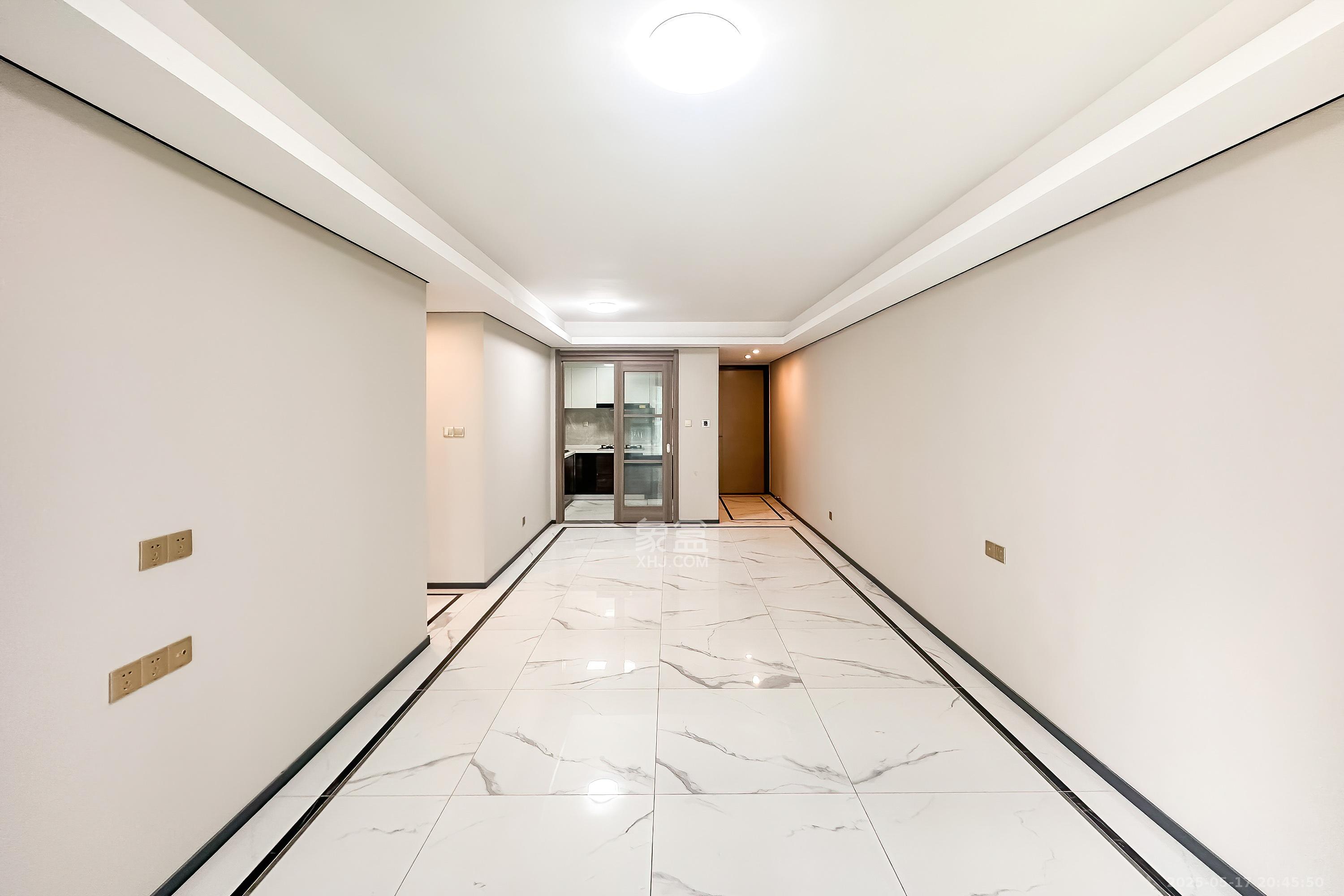 中海阅麓山二期  3室2厅1卫    140.0万 中海阅麓山二期  3室2厅1卫    140.0万客厅